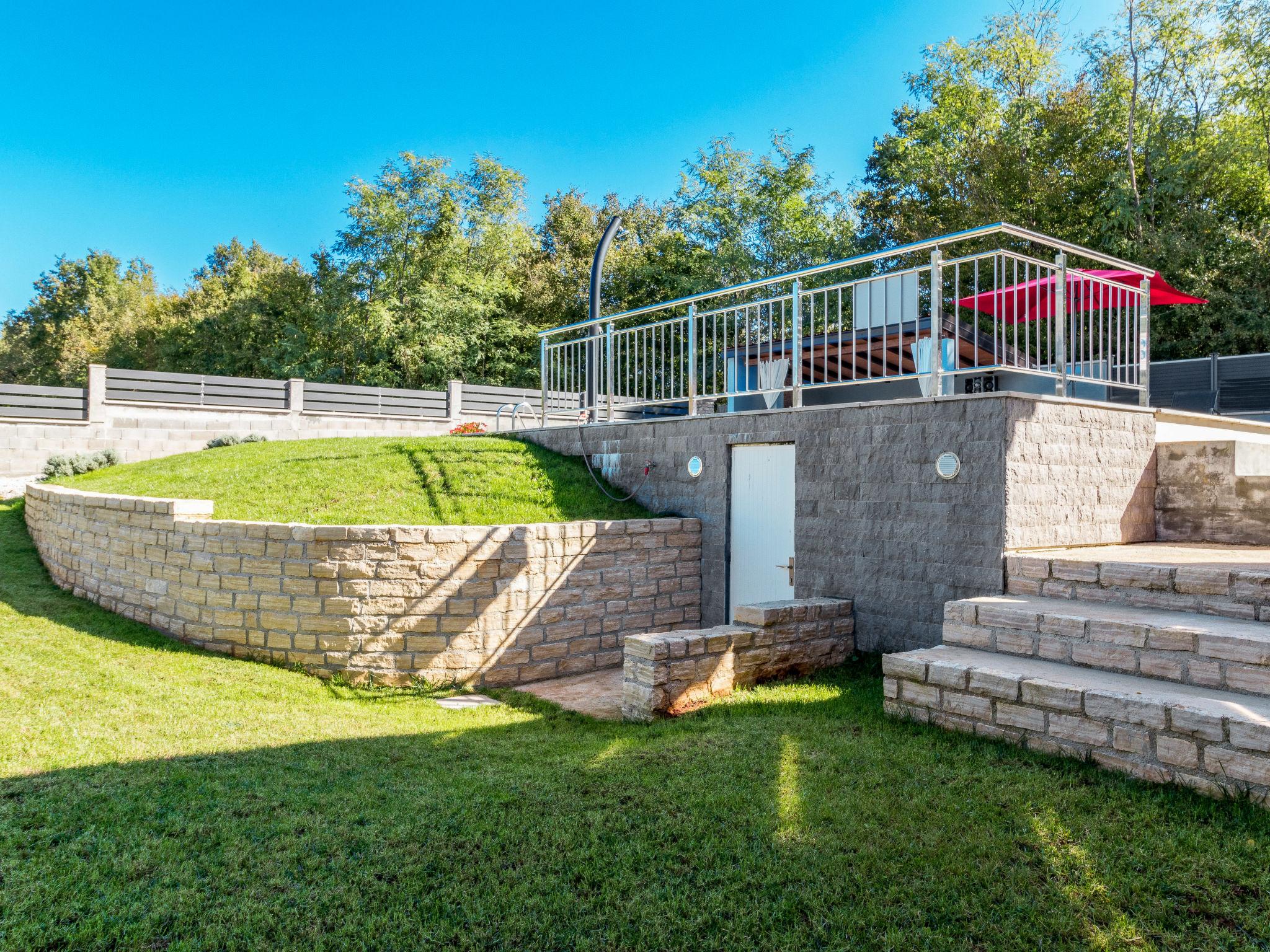 Foto 29 - Casa con 2 camere da letto a Višnjan con piscina privata e giardino