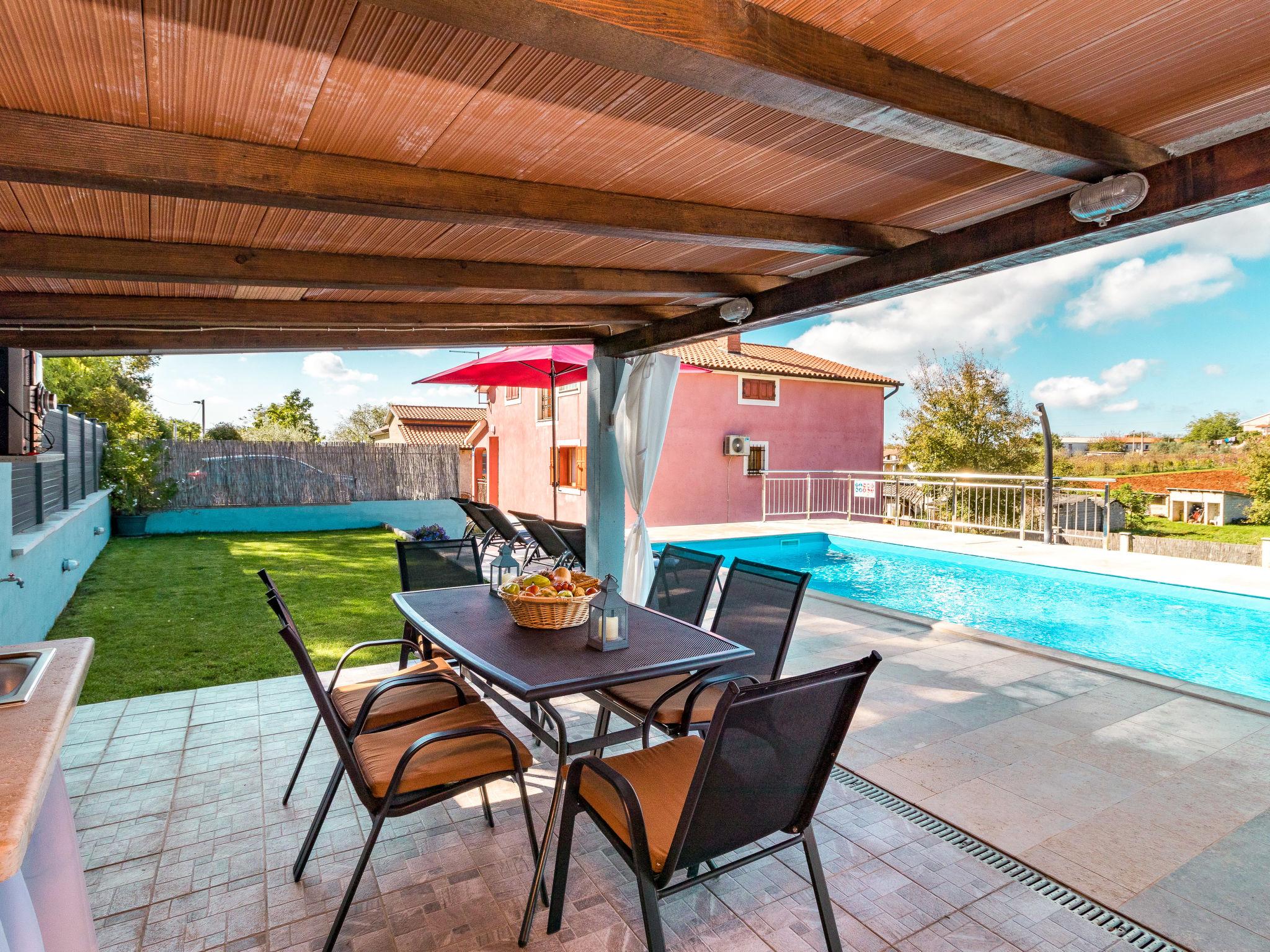 Foto 22 - Casa con 2 camere da letto a Višnjan con piscina privata e vista mare