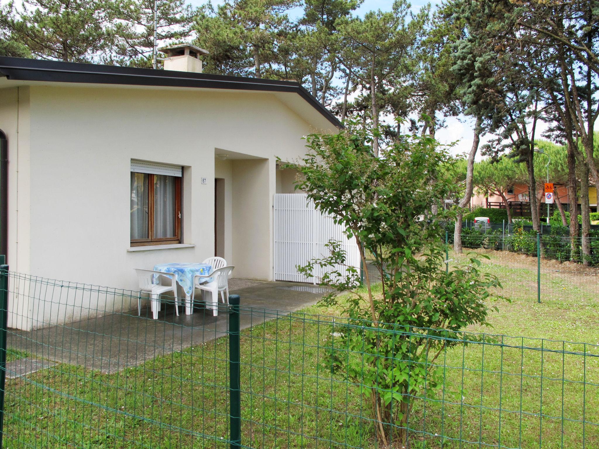 Foto 14 - Casa de 2 habitaciones en Lignano Sabbiadoro con jardín y terraza