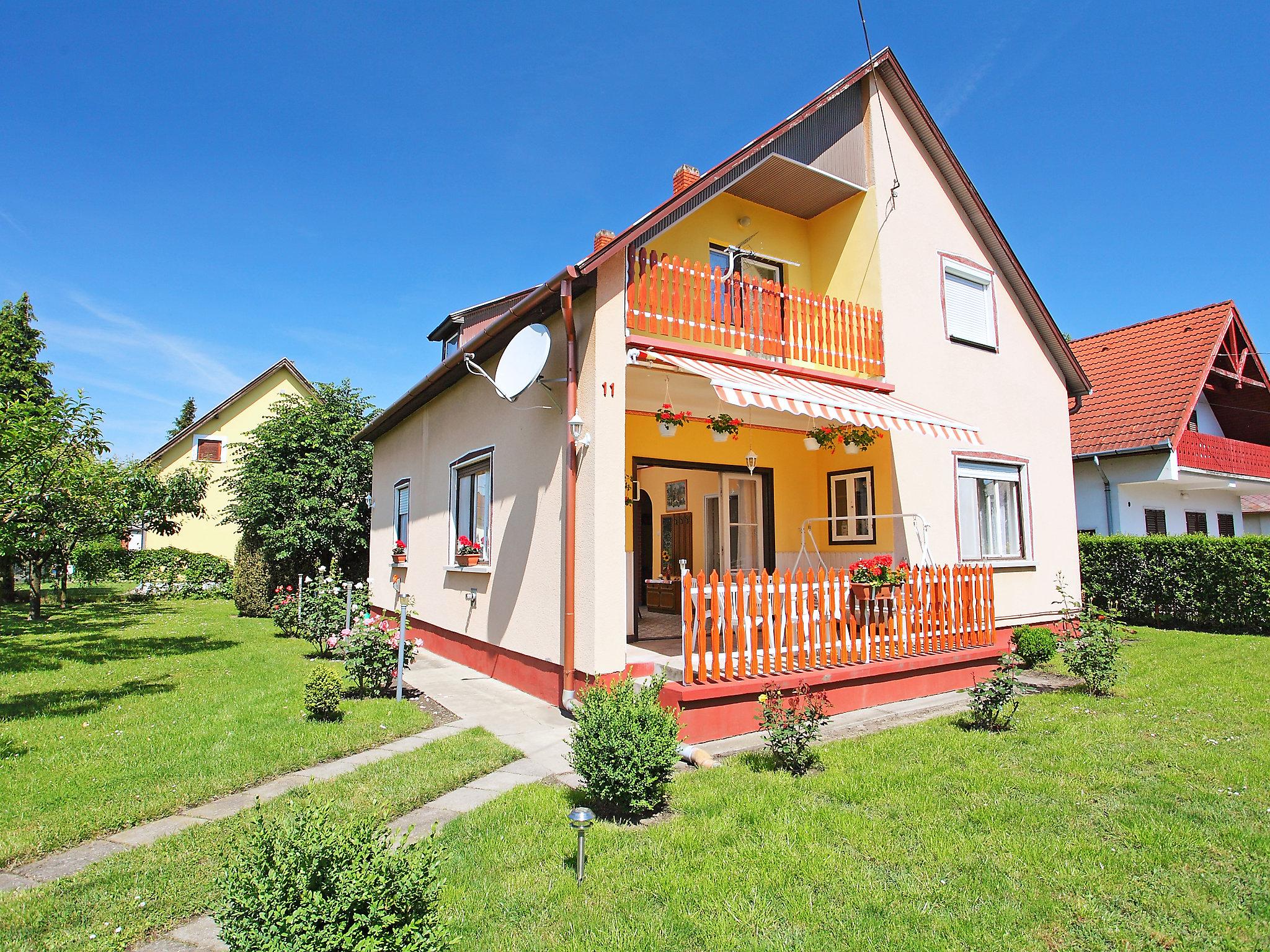 Photo 10 - Maison de 2 chambres à Balatonkeresztúr avec jardin et terrasse