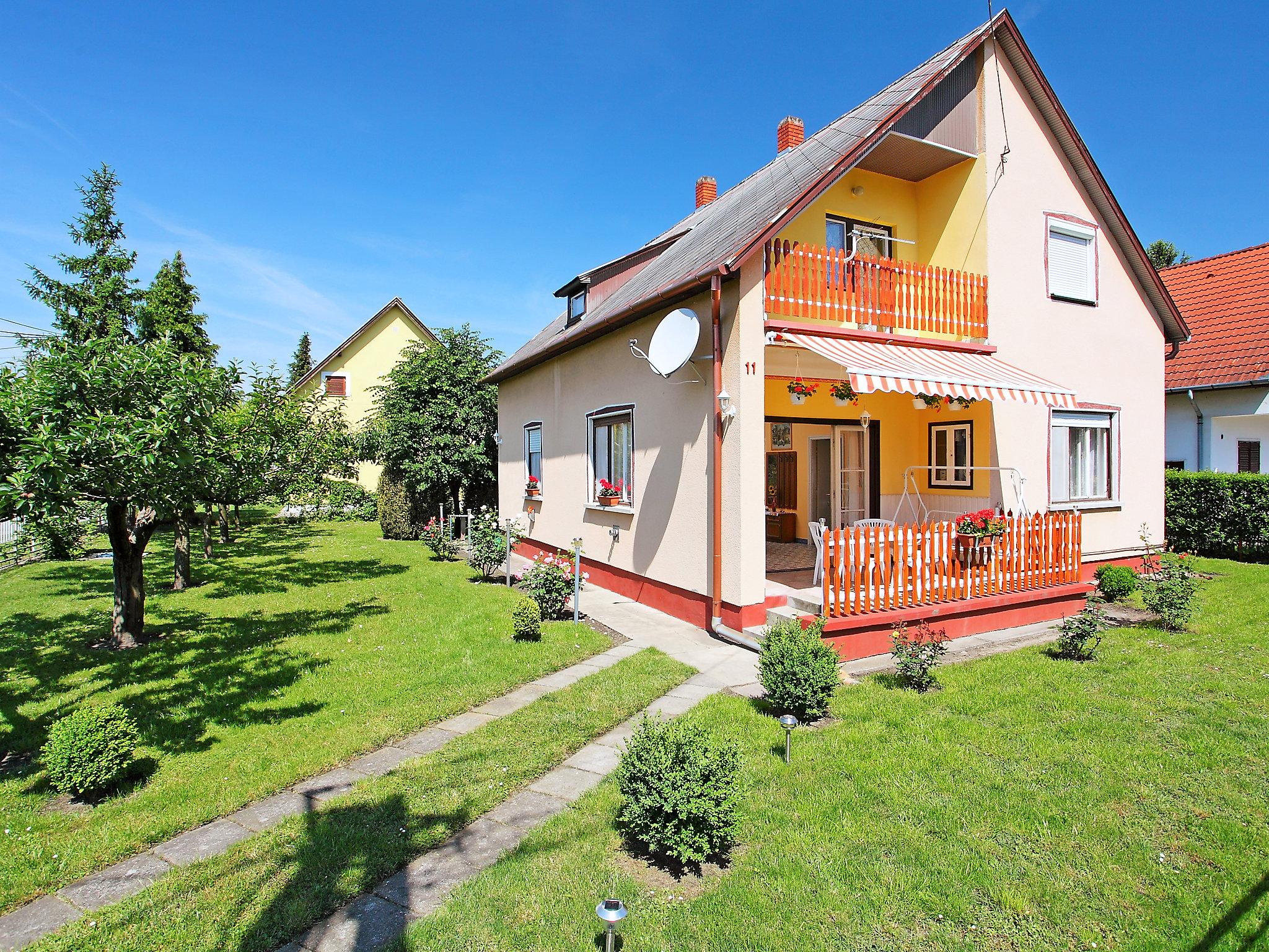 Foto 1 - Haus mit 2 Schlafzimmern in Balatonkeresztúr mit garten und terrasse