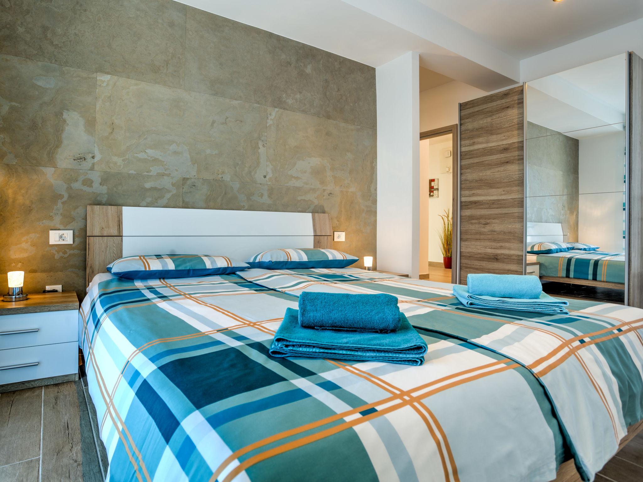 Foto 32 - Casa con 7 camere da letto a Opatija con piscina privata e terrazza