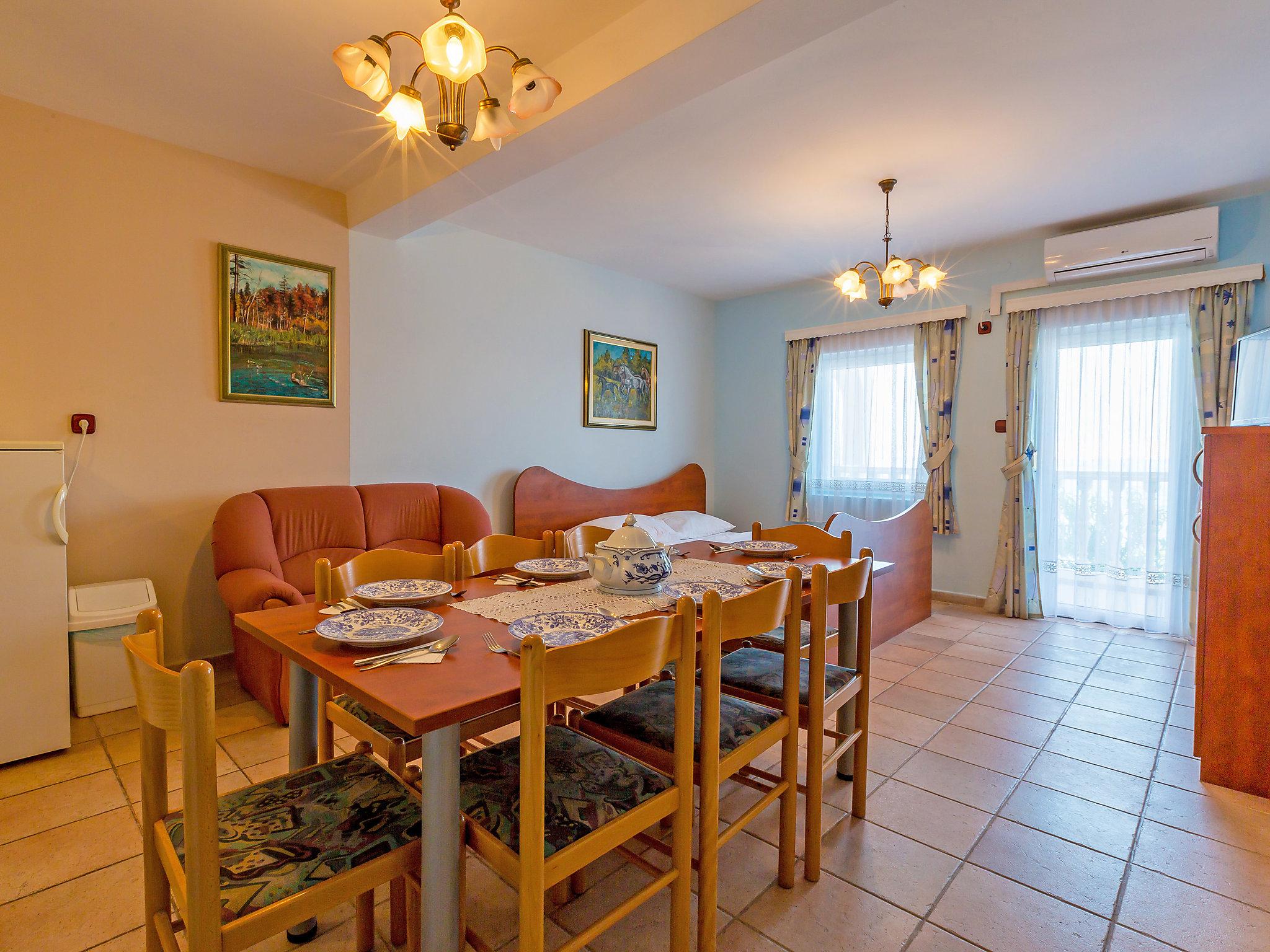 Photo 6 - 3 bedroom Apartment in Karlobag with swimming pool and terrace