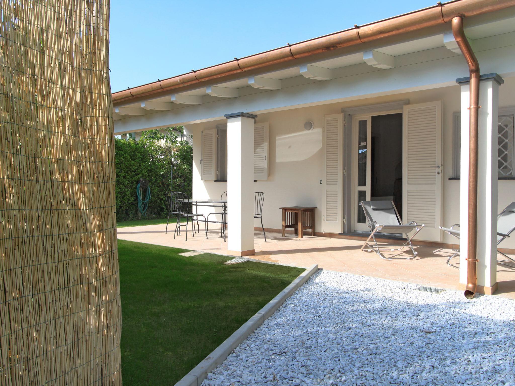 Foto 10 - Casa de 1 habitación en Forte dei Marmi con jardín y vistas al mar