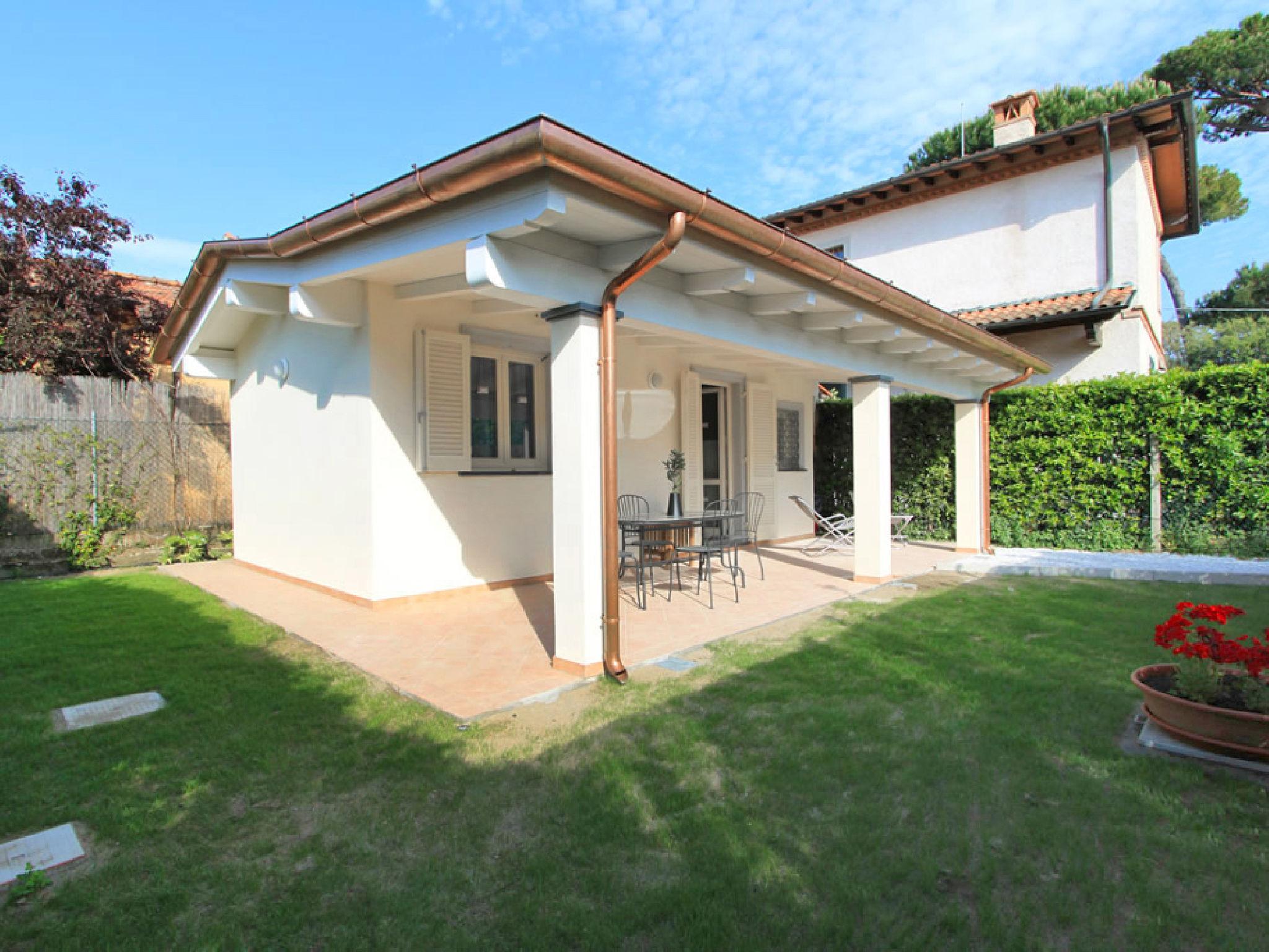 Photo 1 - Maison de 1 chambre à Forte dei Marmi avec jardin