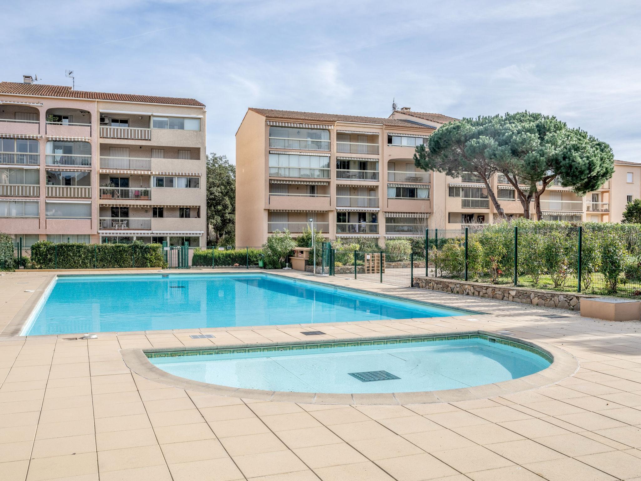 Foto 5 - Apartamento de 2 quartos em Sainte-Maxime com piscina e vistas do mar