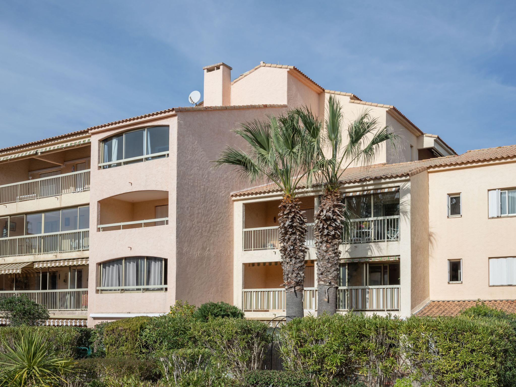 Foto 15 - Apartment mit 2 Schlafzimmern in Sainte-Maxime mit schwimmbad und blick aufs meer