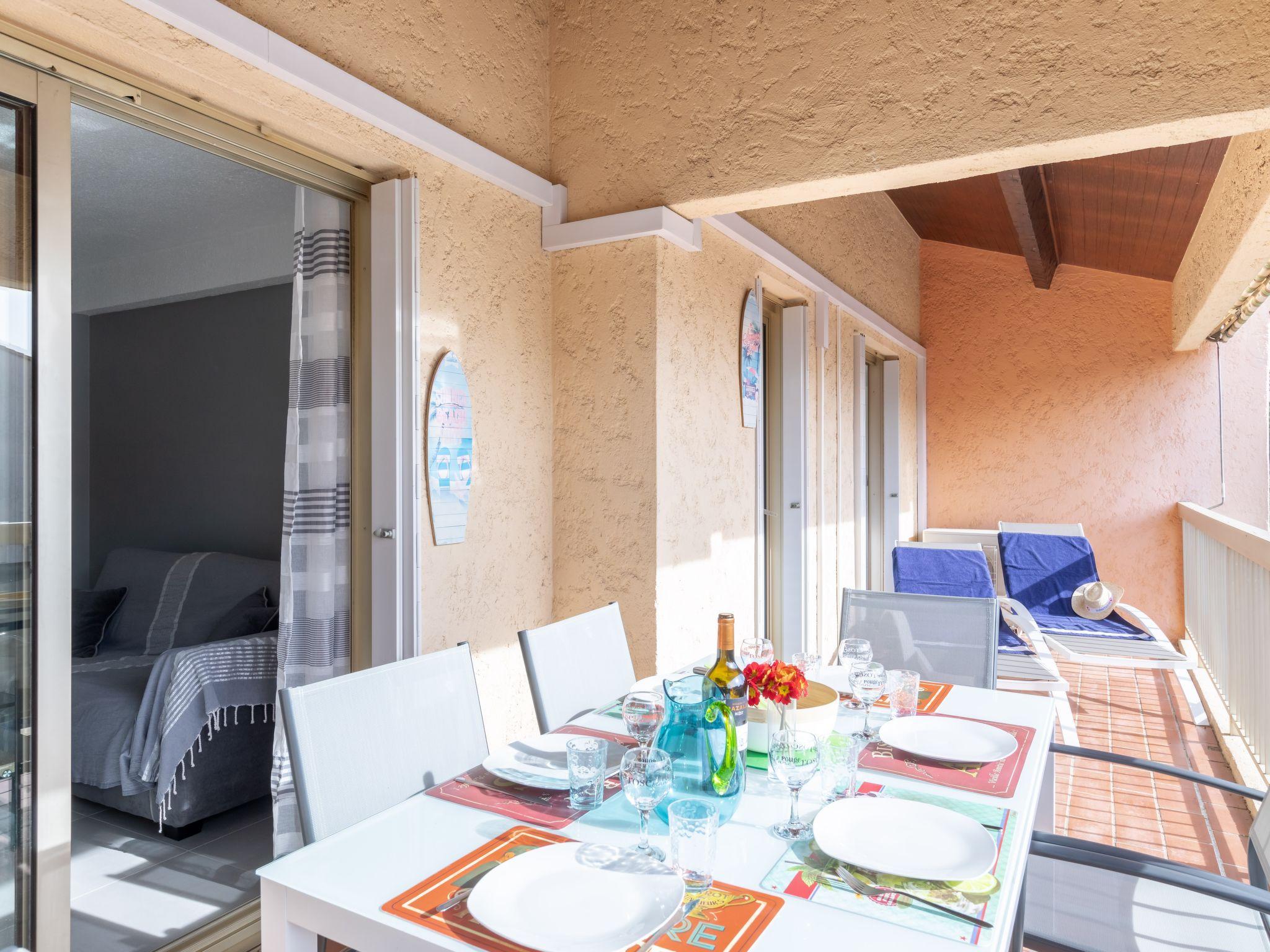 Foto 13 - Apartamento de 2 habitaciones en Sainte-Maxime con piscina y vistas al mar