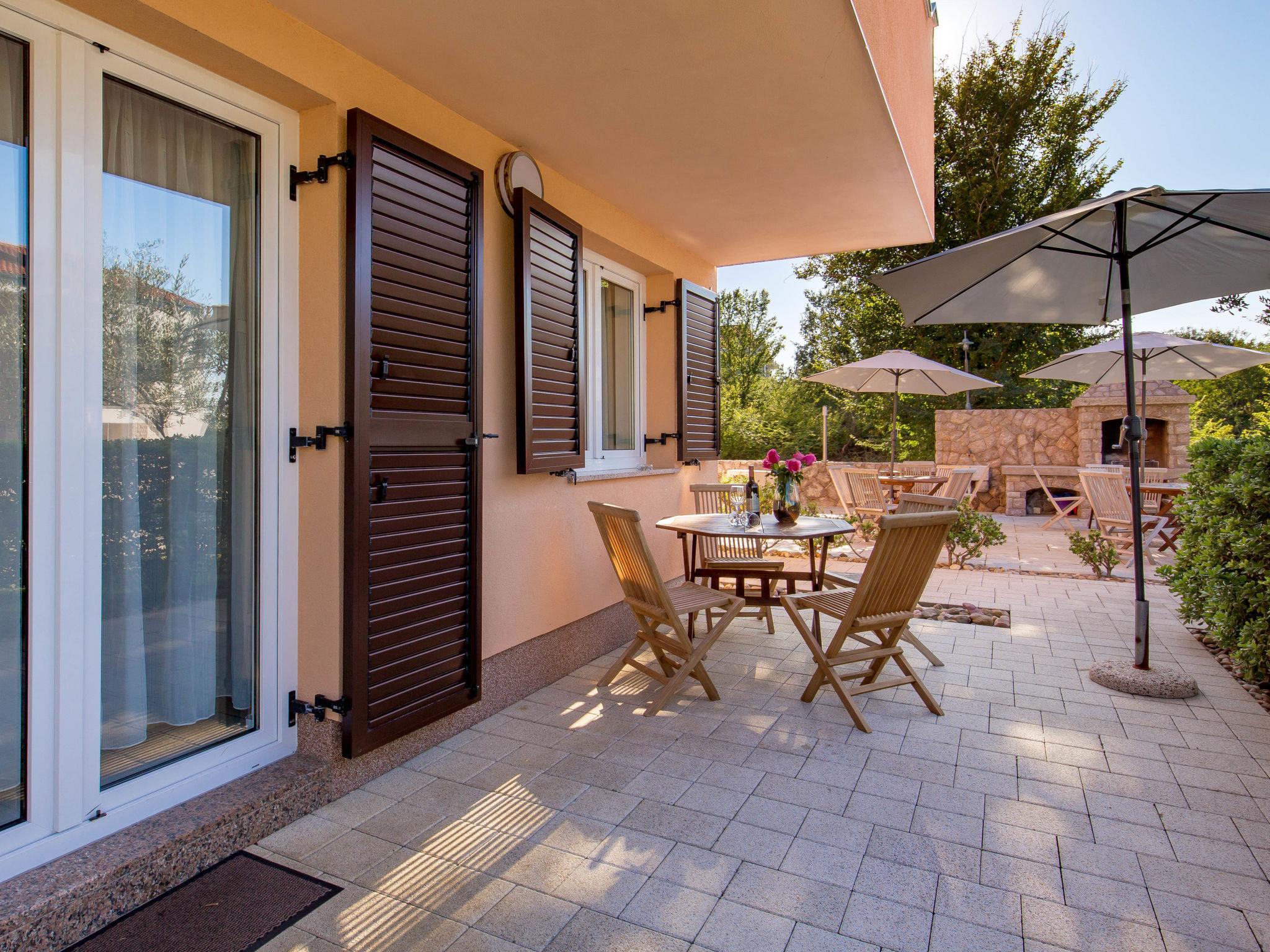 Photo 10 - Appartement de 2 chambres à Dobrinj avec piscine et terrasse