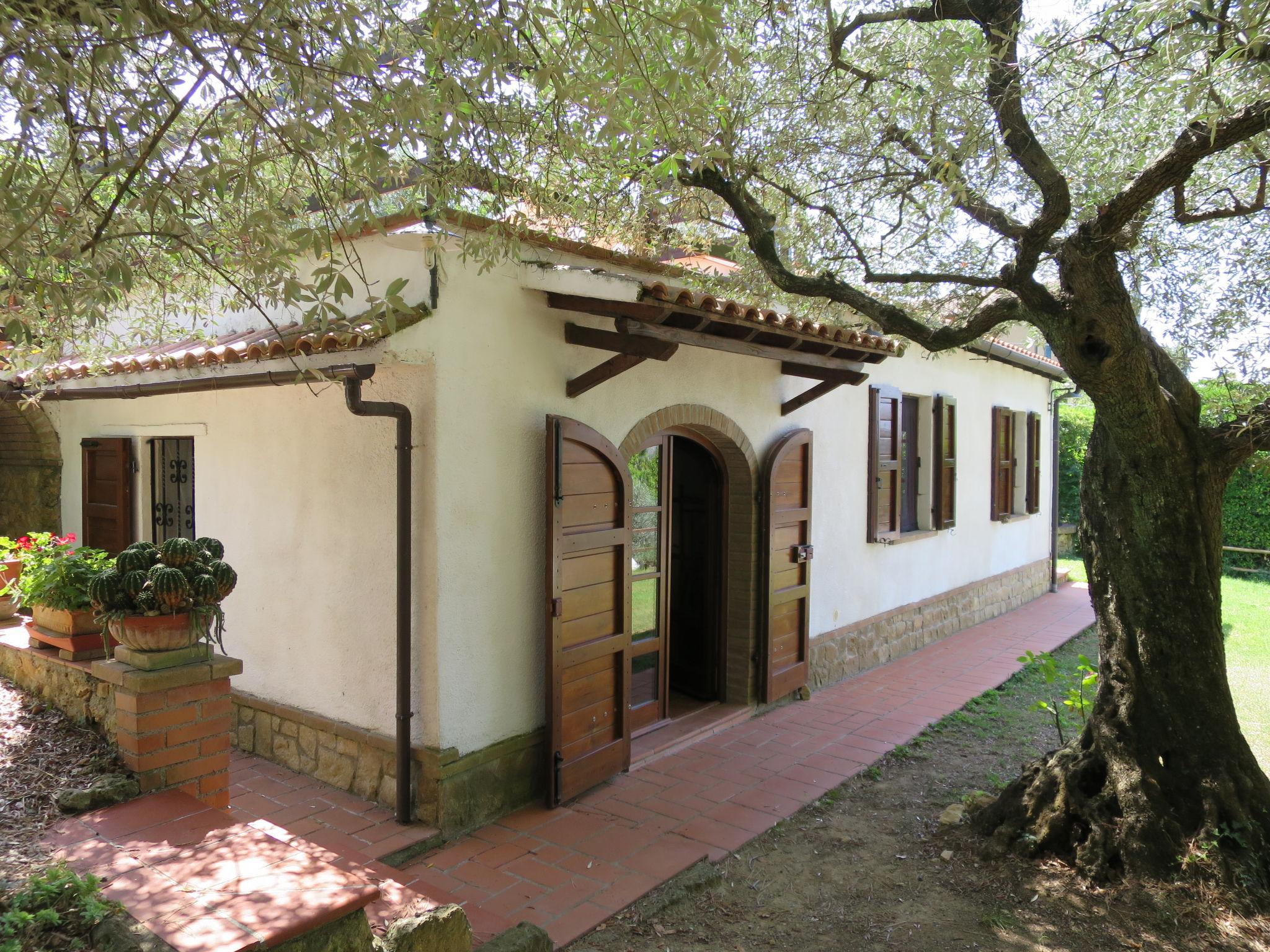 Photo 1 - Maison de 1 chambre à Montescudaio avec jardin et vues à la mer