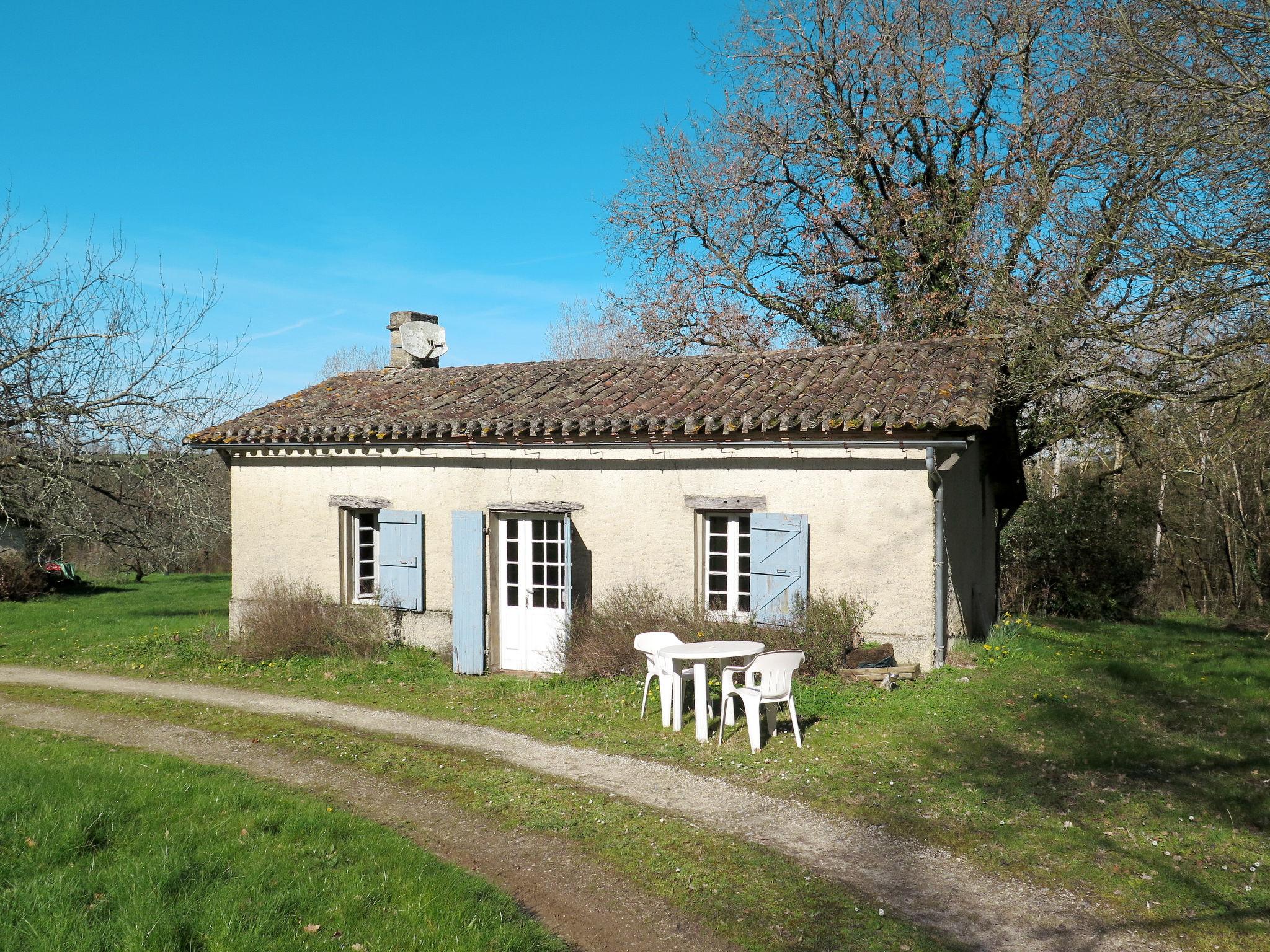 Photo 14 - Maison de 1 chambre à Labretonie avec jardin et terrasse