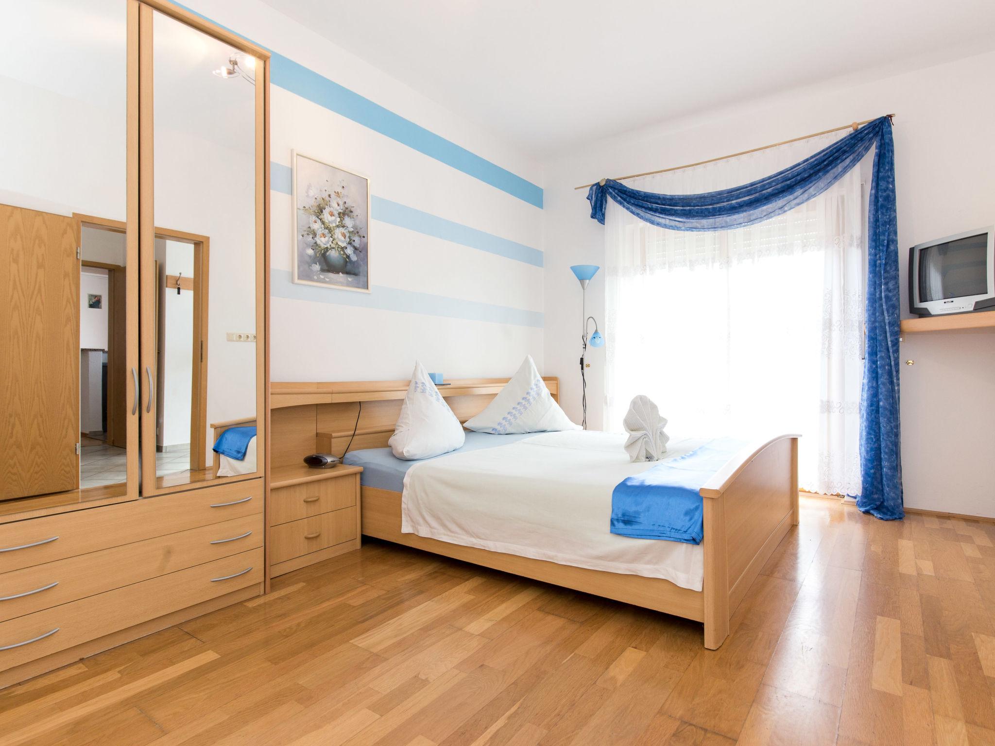 Foto 5 - Appartamento con 2 camere da letto a Crikvenica con piscina e vista mare