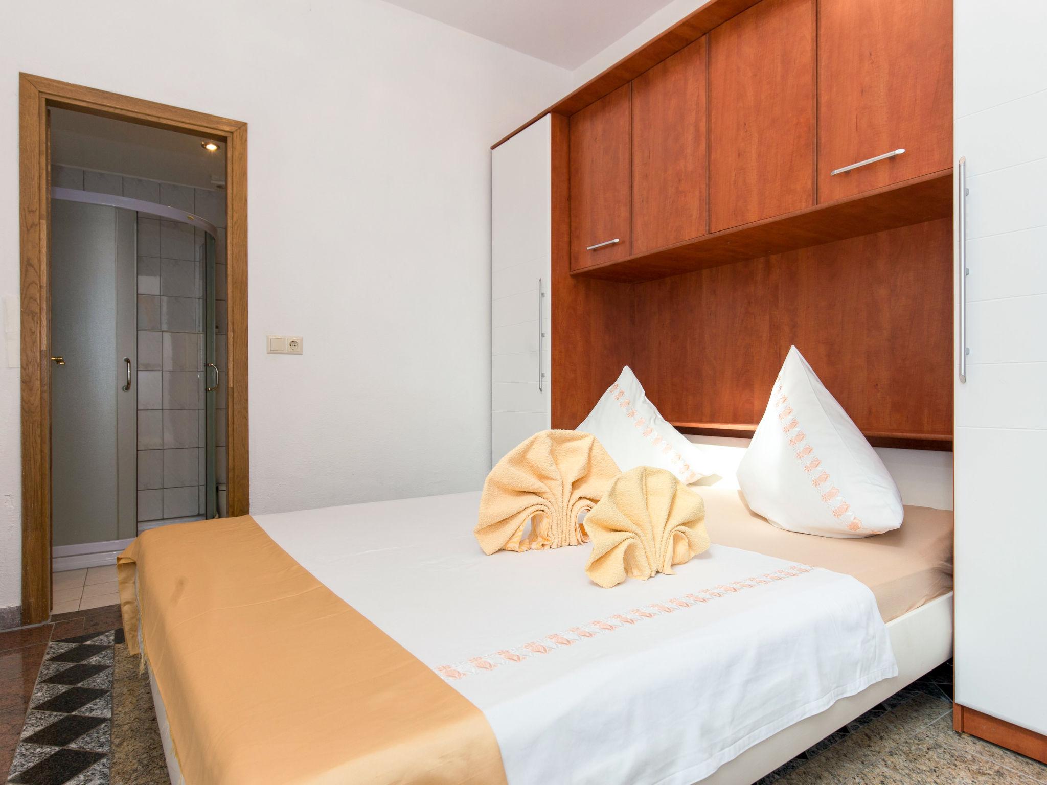 Foto 6 - Apartamento de 2 quartos em Crikvenica com piscina e jardim