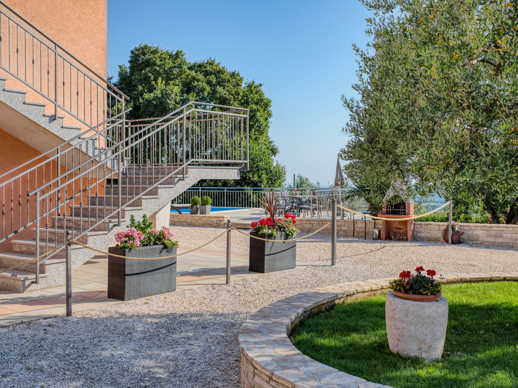 Photo 29 - Maison de 3 chambres à Kaštelir-Labinci avec piscine privée et vues à la mer