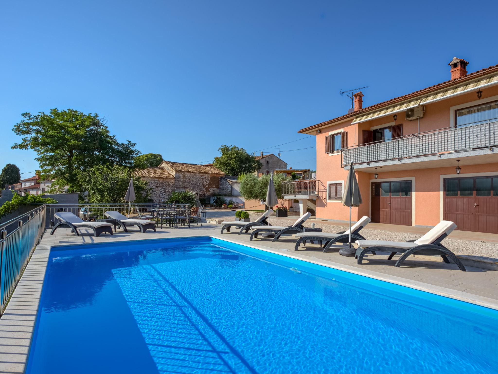Foto 9 - Casa de 3 quartos em Kaštelir-Labinci com piscina privada e vistas do mar