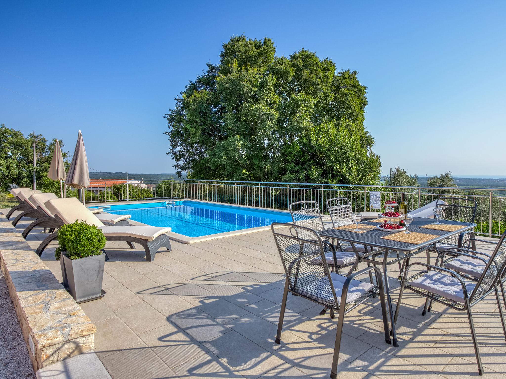 Foto 1 - Casa con 3 camere da letto a Kaštelir-Labinci con piscina privata e vista mare
