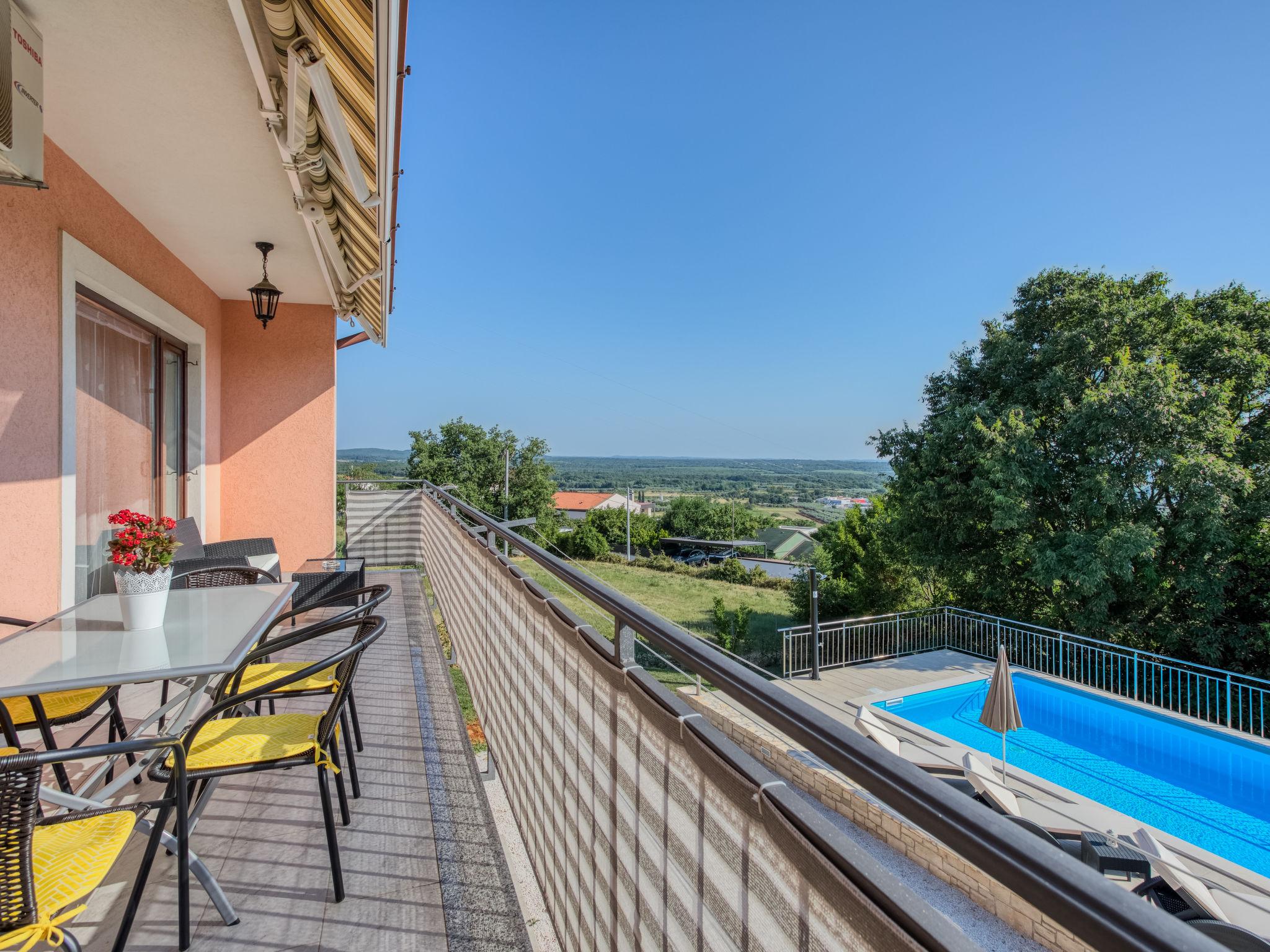 Foto 4 - Casa de 3 quartos em Kaštelir-Labinci com piscina privada e vistas do mar