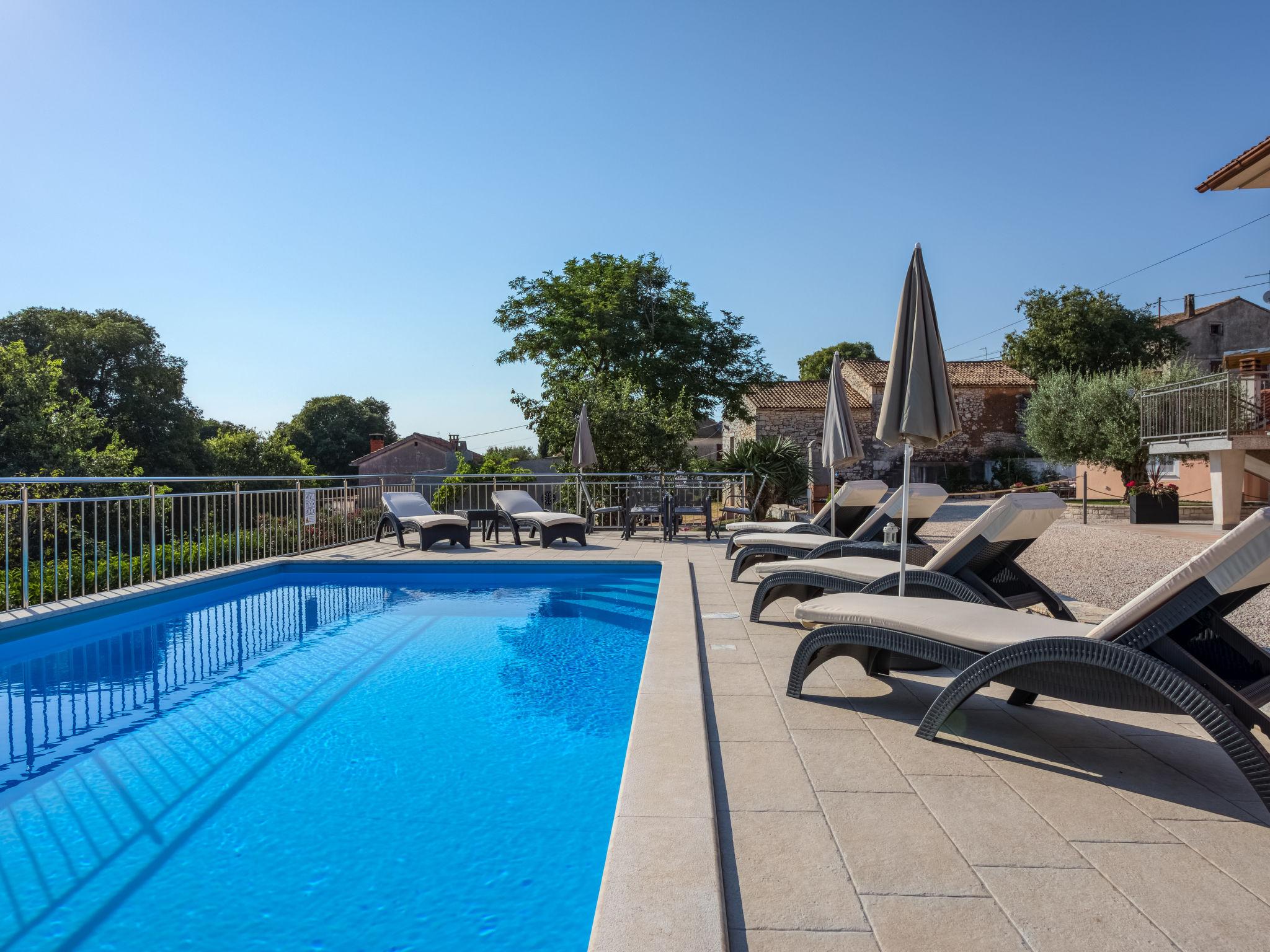 Foto 8 - Casa con 3 camere da letto a Kaštelir-Labinci con piscina privata e vista mare