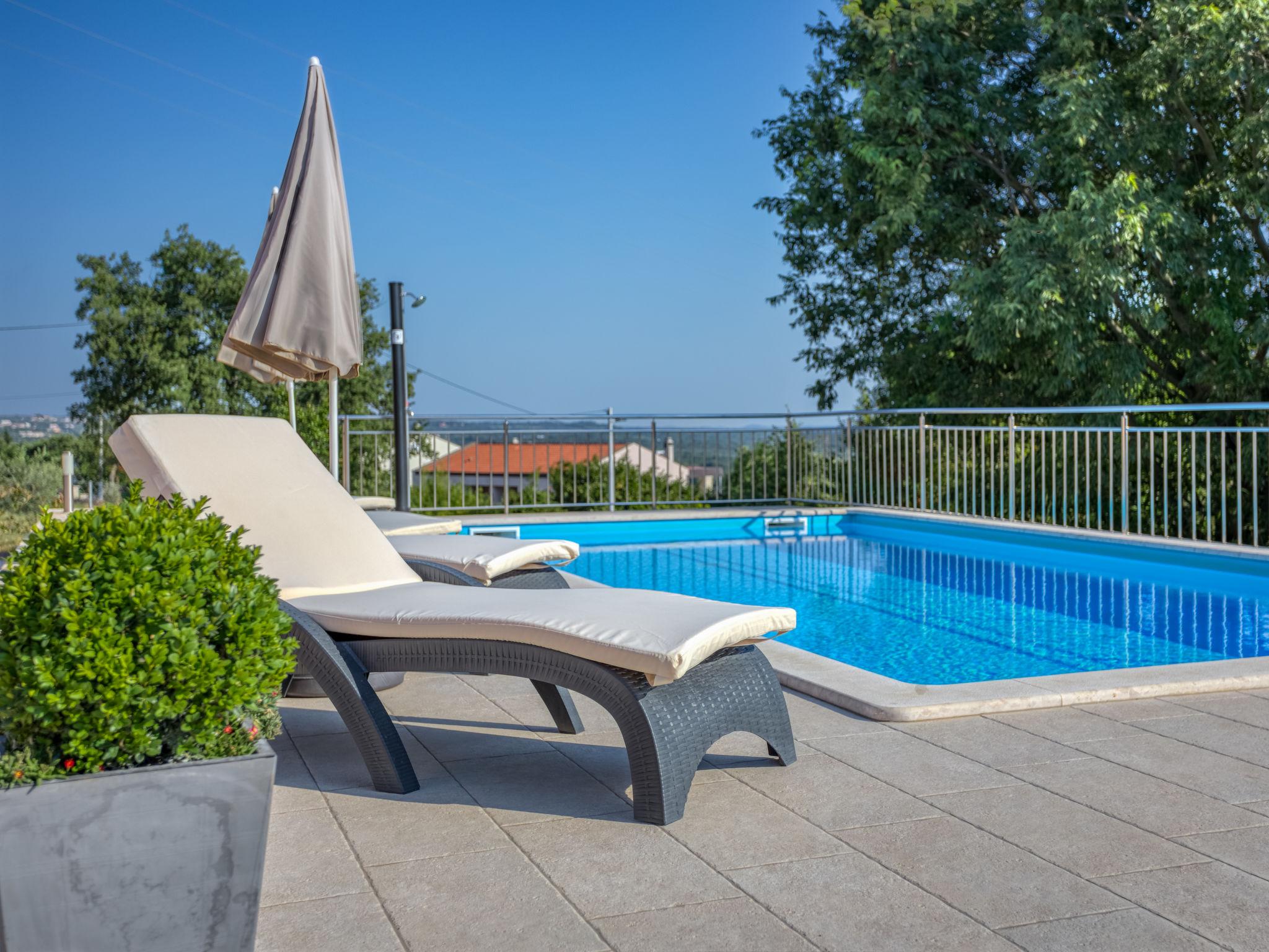 Foto 19 - Casa de 3 habitaciones en Kaštelir-Labinci con piscina privada y vistas al mar