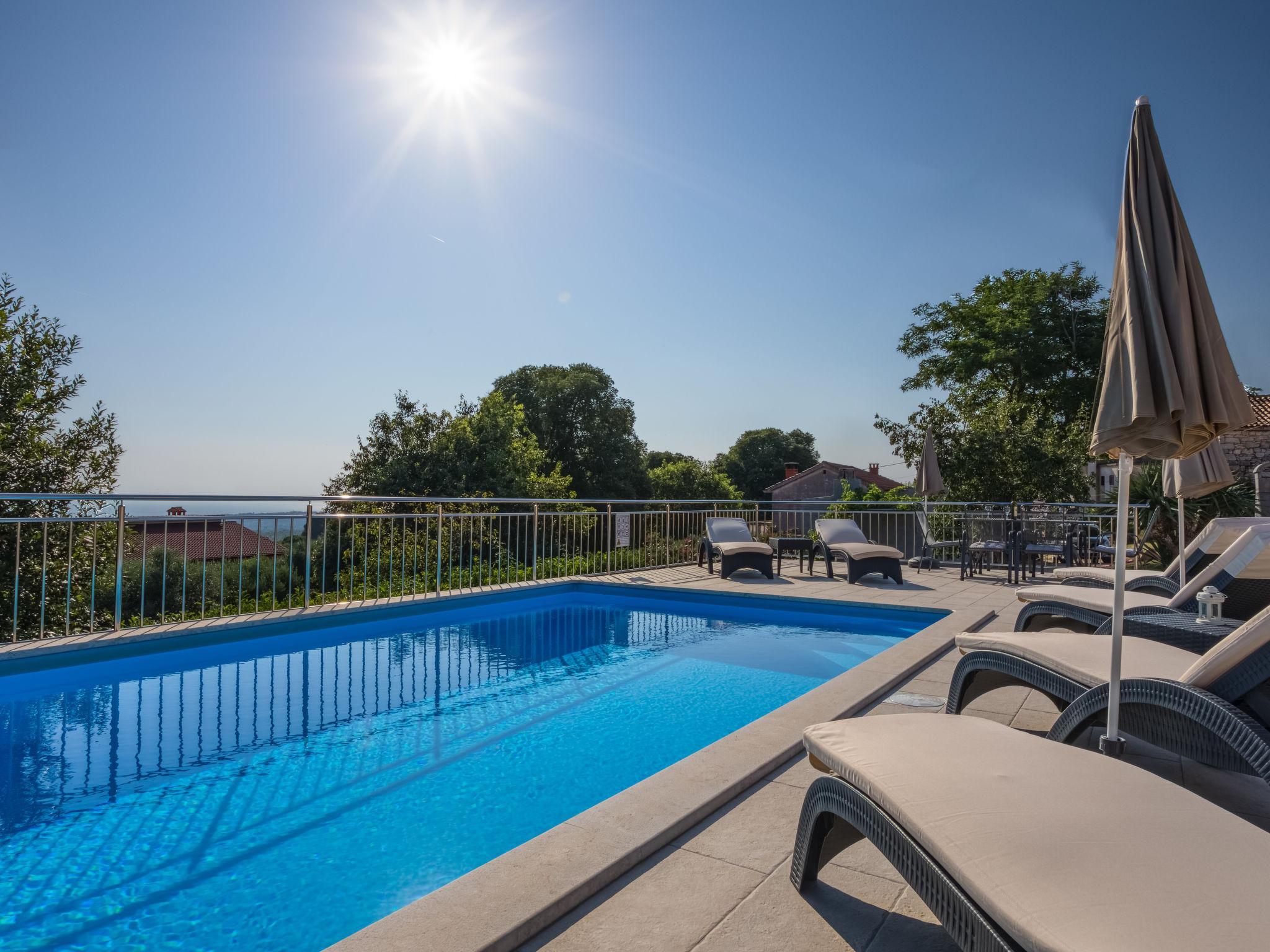 Foto 7 - Casa de 3 quartos em Kaštelir-Labinci com piscina privada e vistas do mar