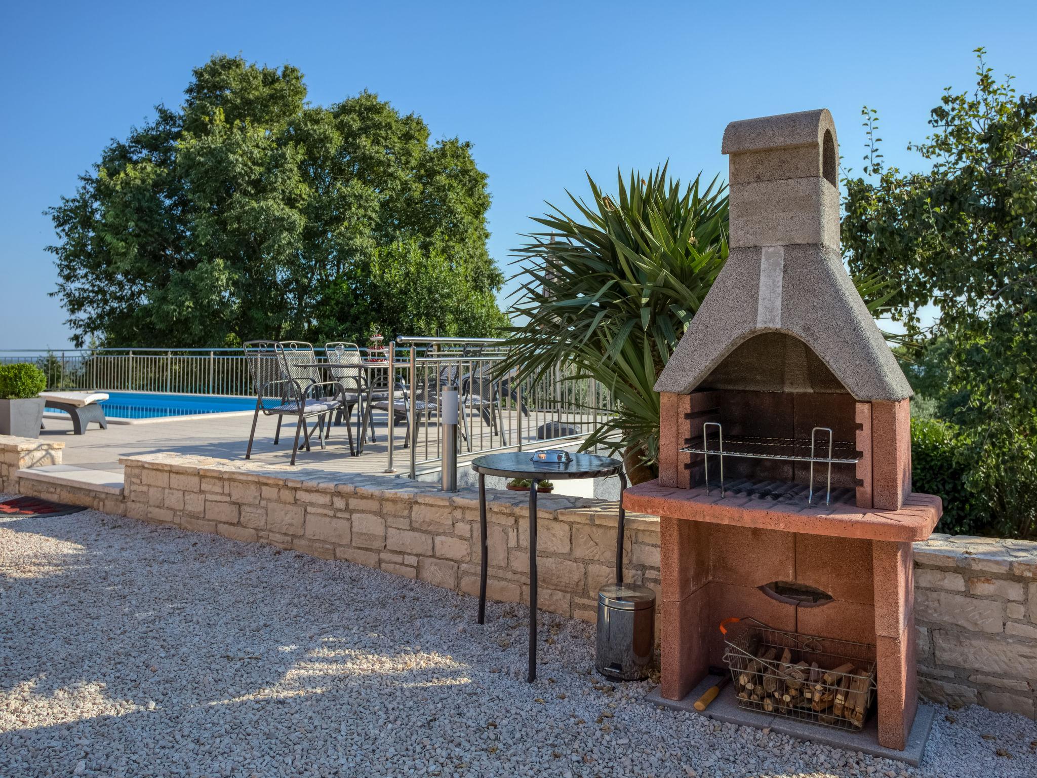 Photo 10 - Maison de 3 chambres à Kaštelir-Labinci avec piscine privée et vues à la mer