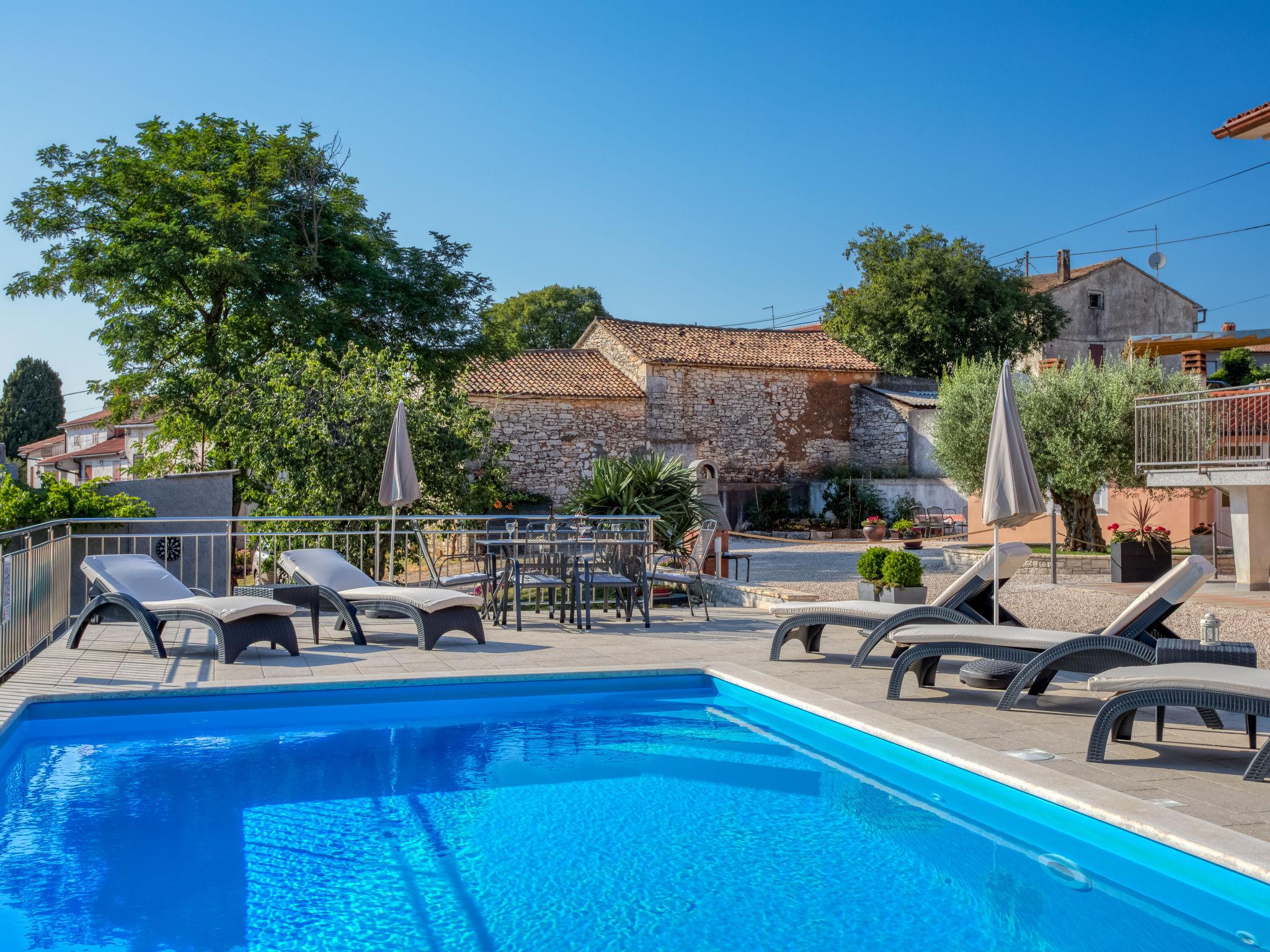 Photo 31 - Maison de 3 chambres à Kaštelir-Labinci avec piscine privée et jardin