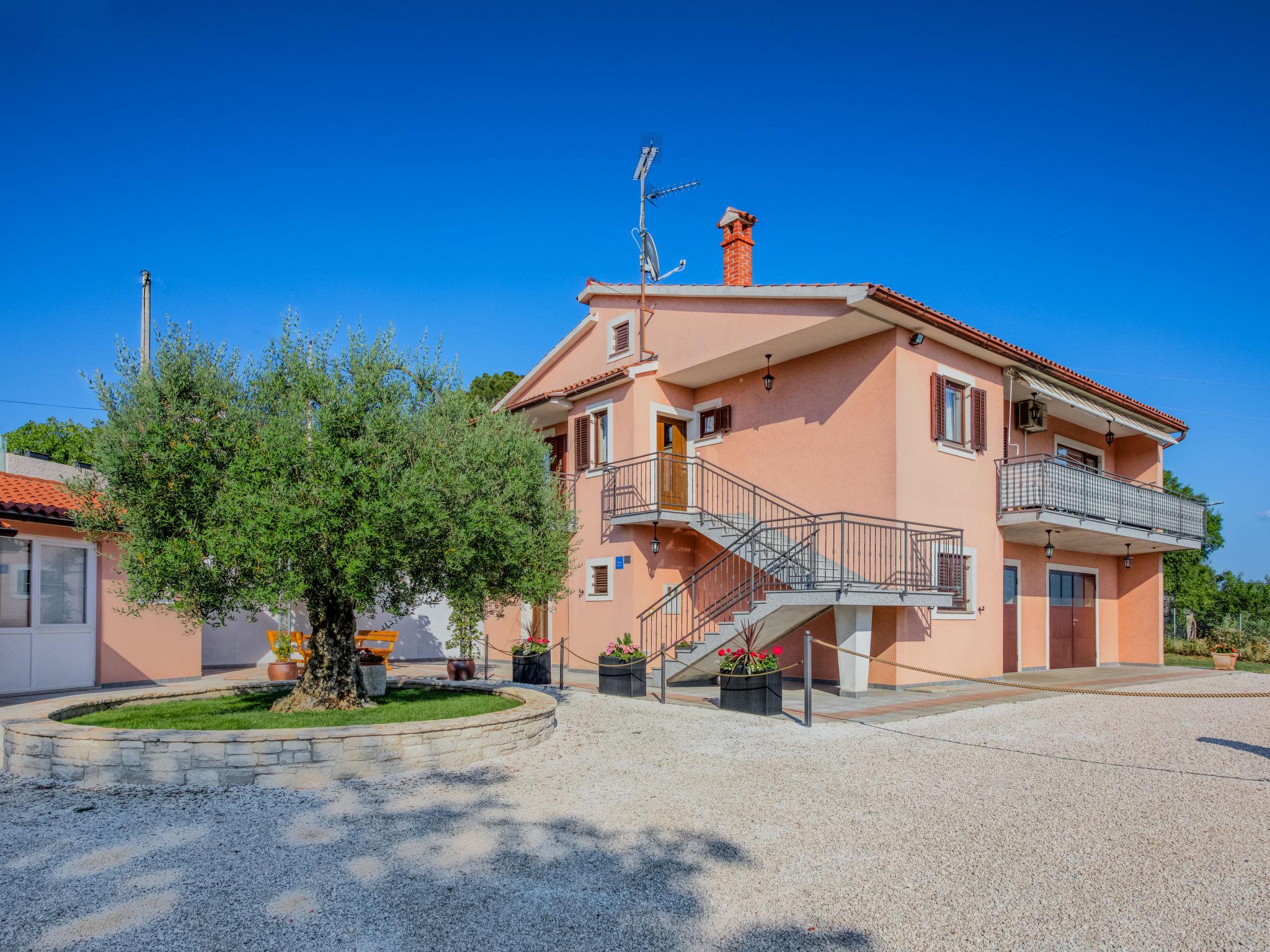 Foto 32 - Casa con 3 camere da letto a Kaštelir-Labinci con piscina privata e vista mare