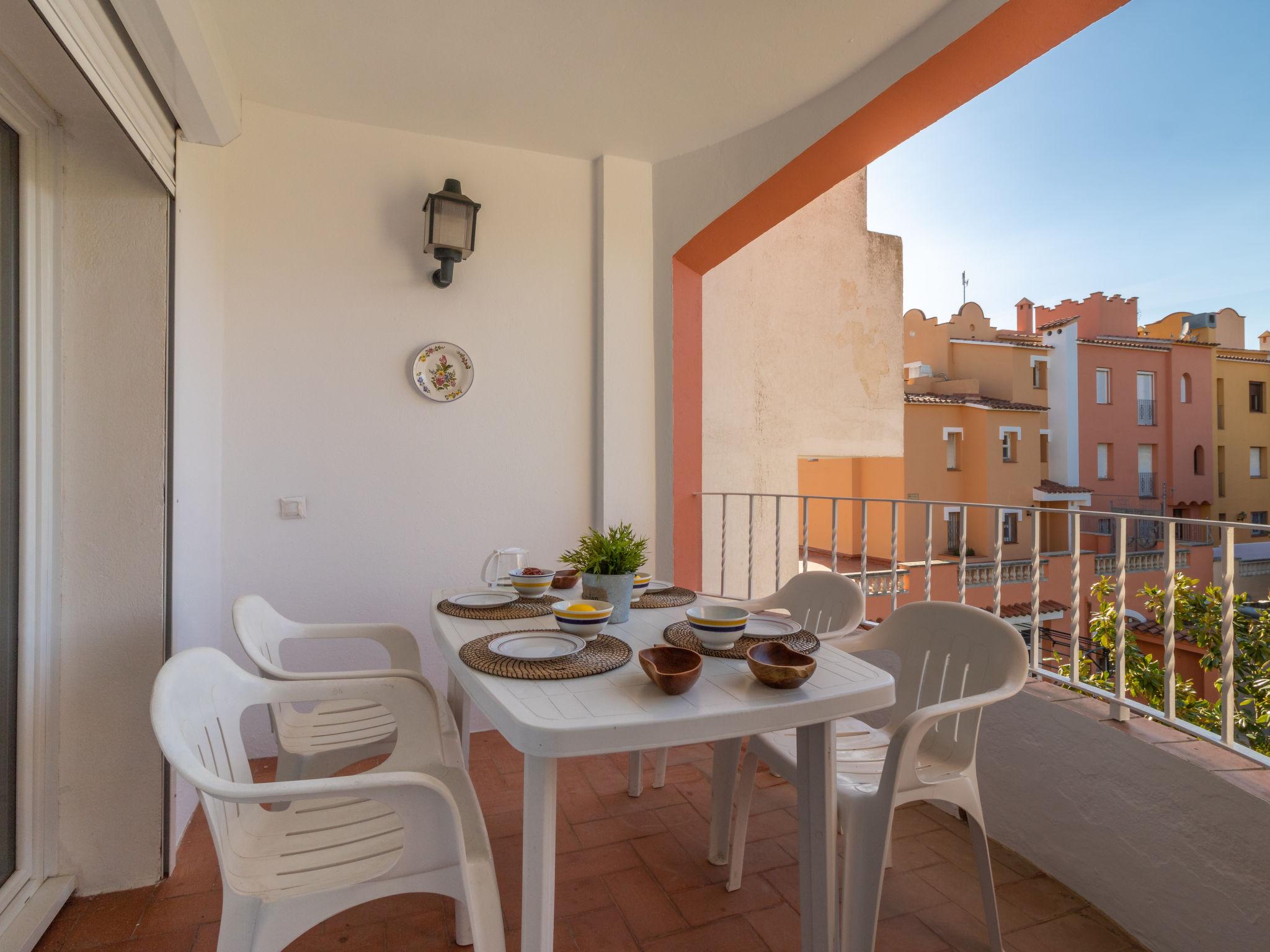 Foto 16 - Apartamento de 3 habitaciones en Castelló d'Empúries con terraza y vistas al mar