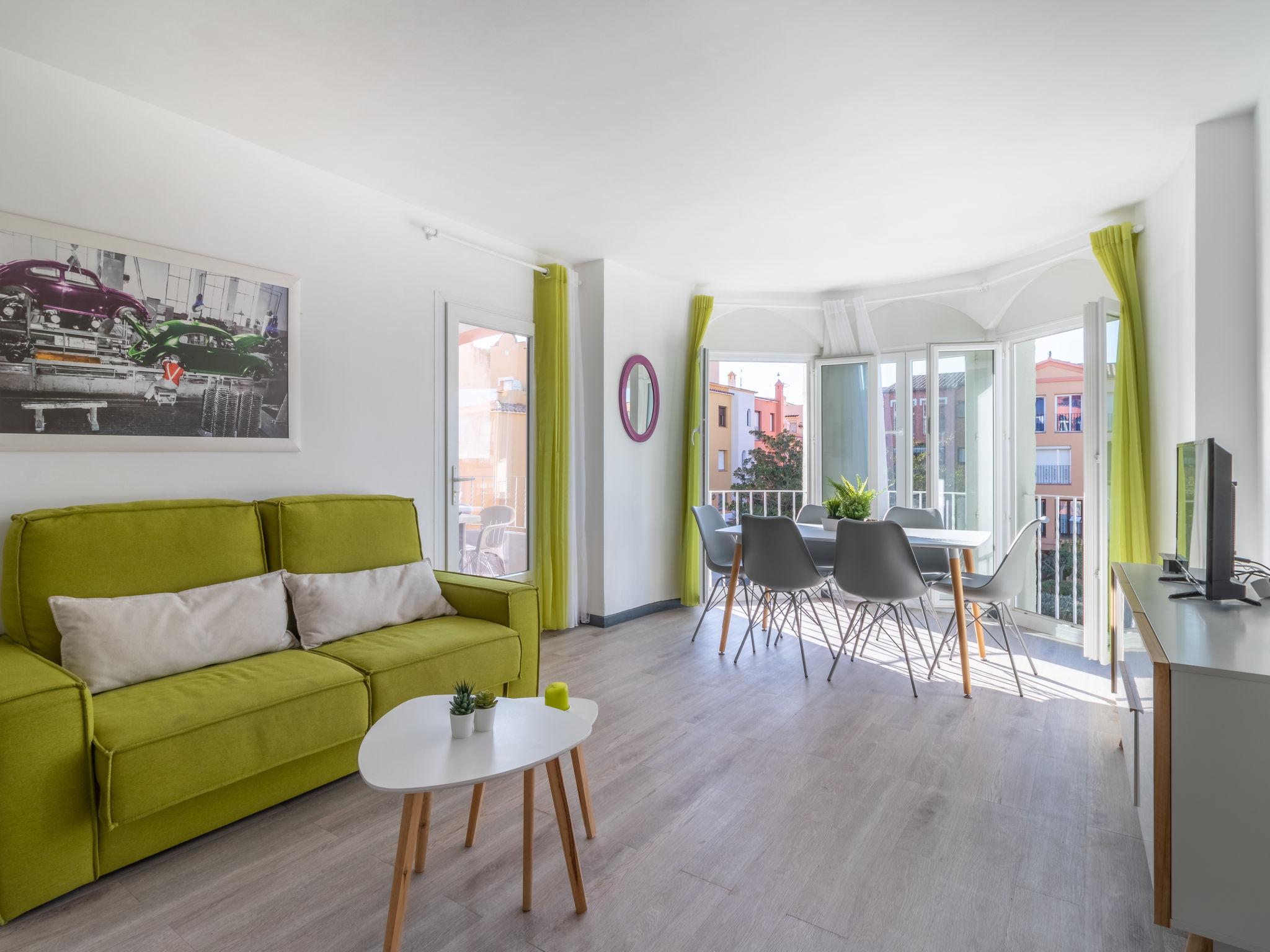 Foto 2 - Apartamento de 3 habitaciones en Castelló d'Empúries con terraza y vistas al mar