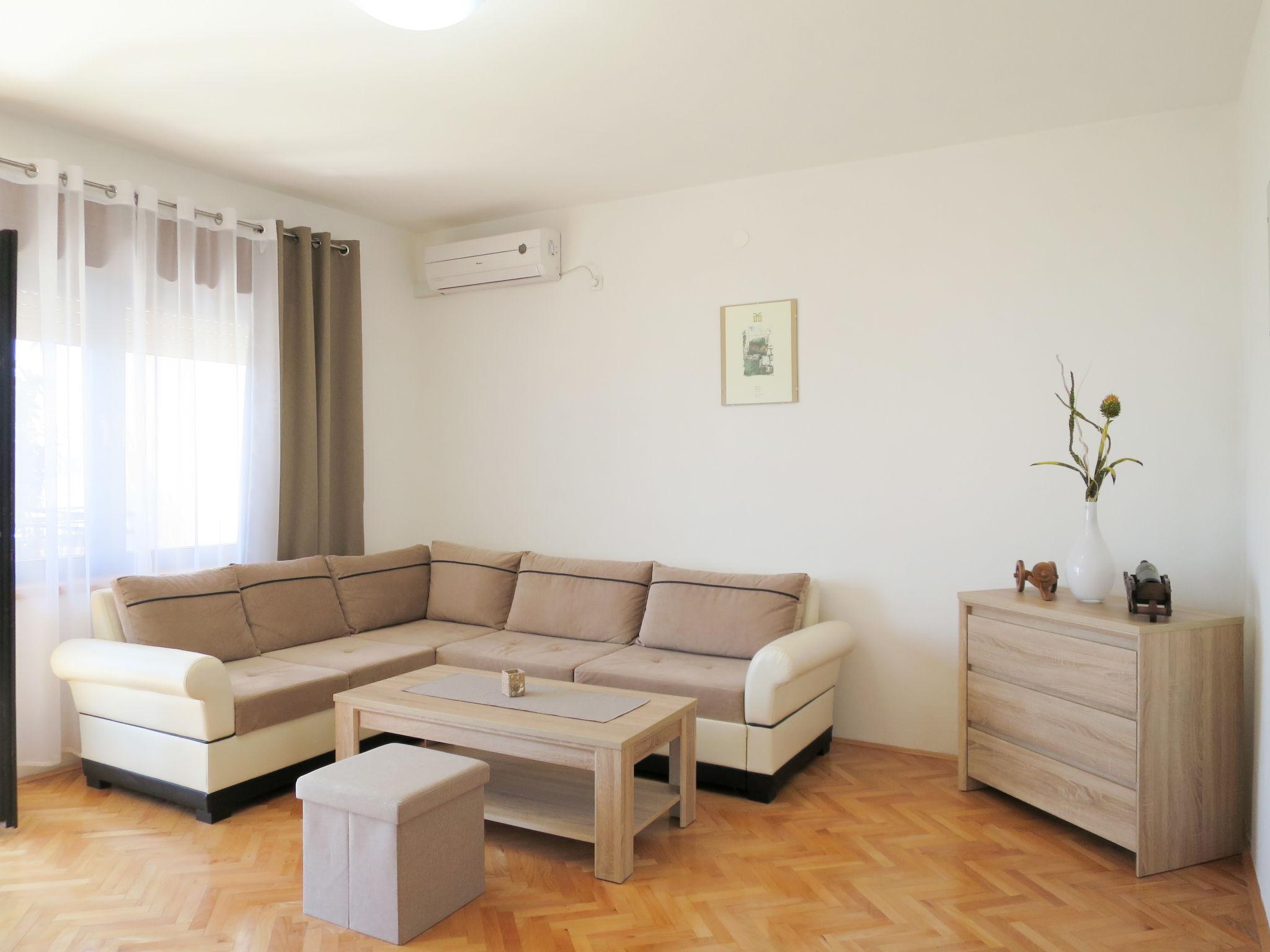 Foto 2 - Appartamento con 2 camere da letto a Novi Vinodolski con terrazza e vista mare