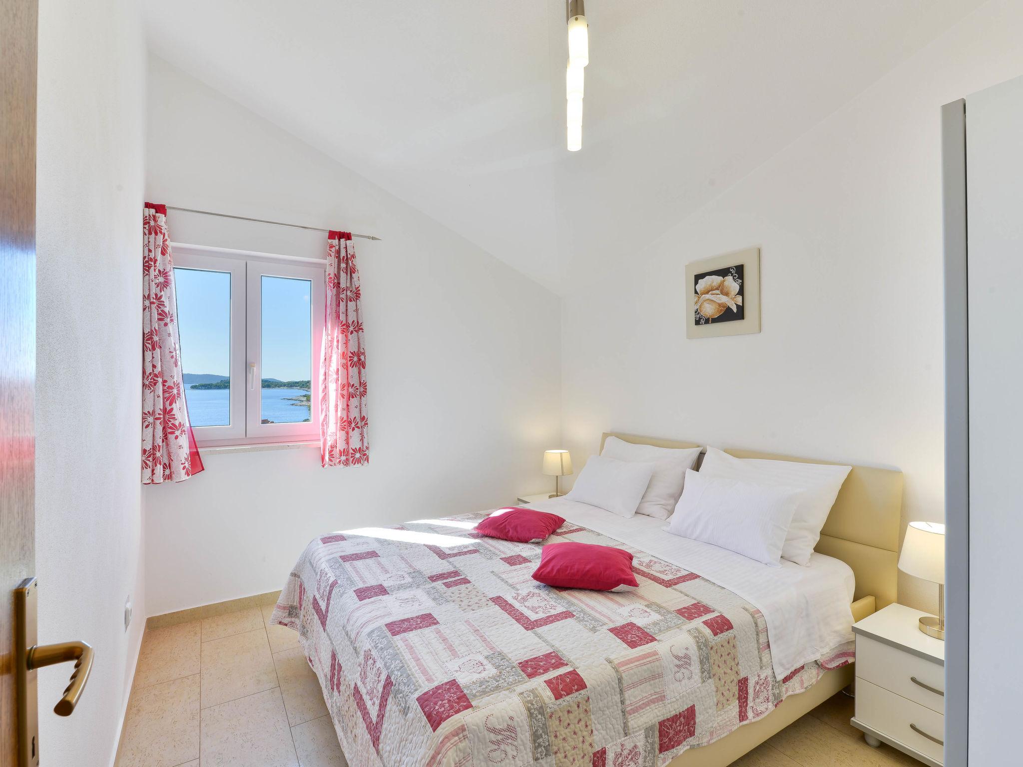 Foto 15 - Appartamento con 2 camere da letto a Okrug con piscina e vista mare