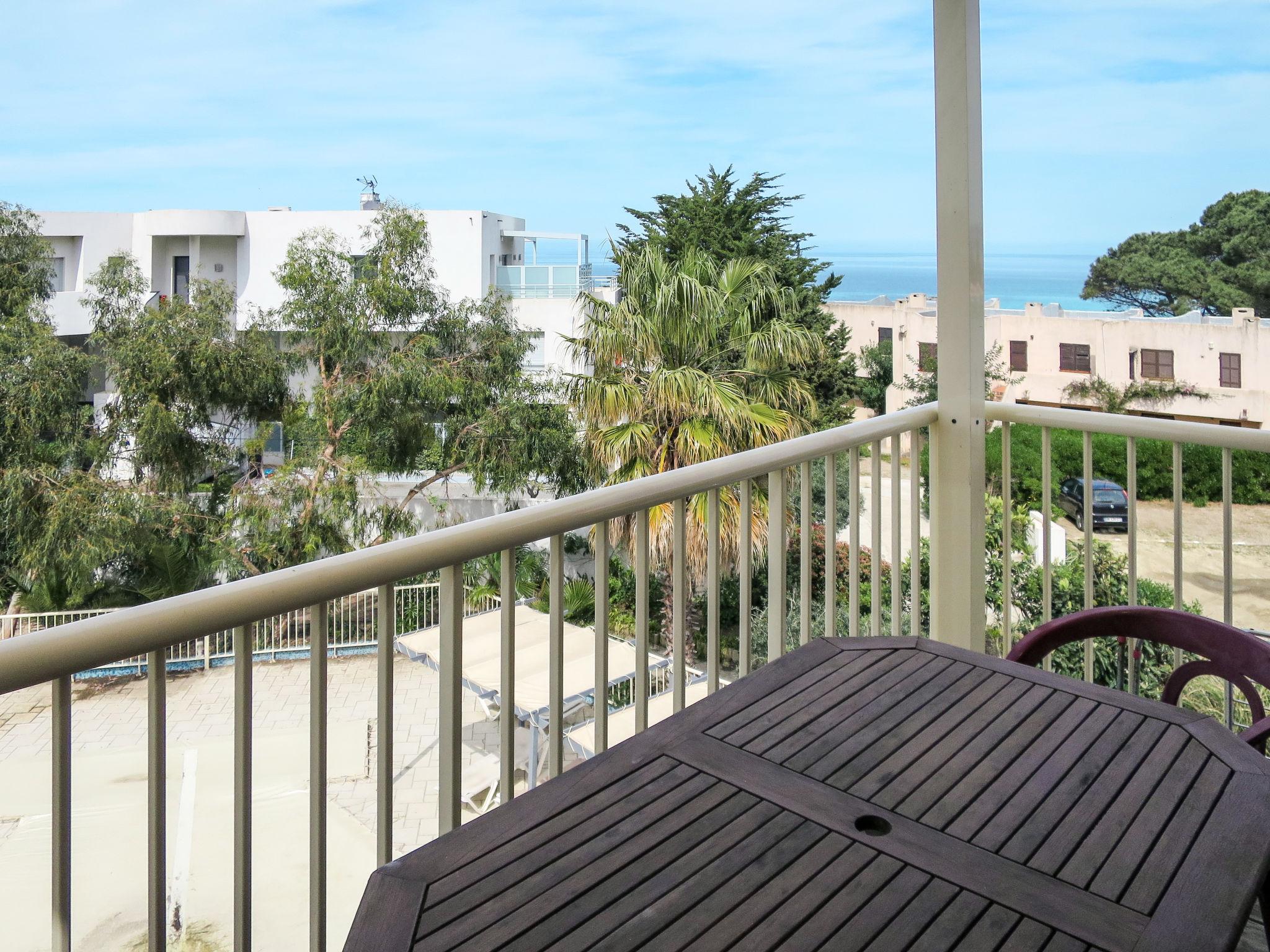 Foto 1 - Appartamento con 2 camere da letto a L'Île-Rousse con piscina e vista mare