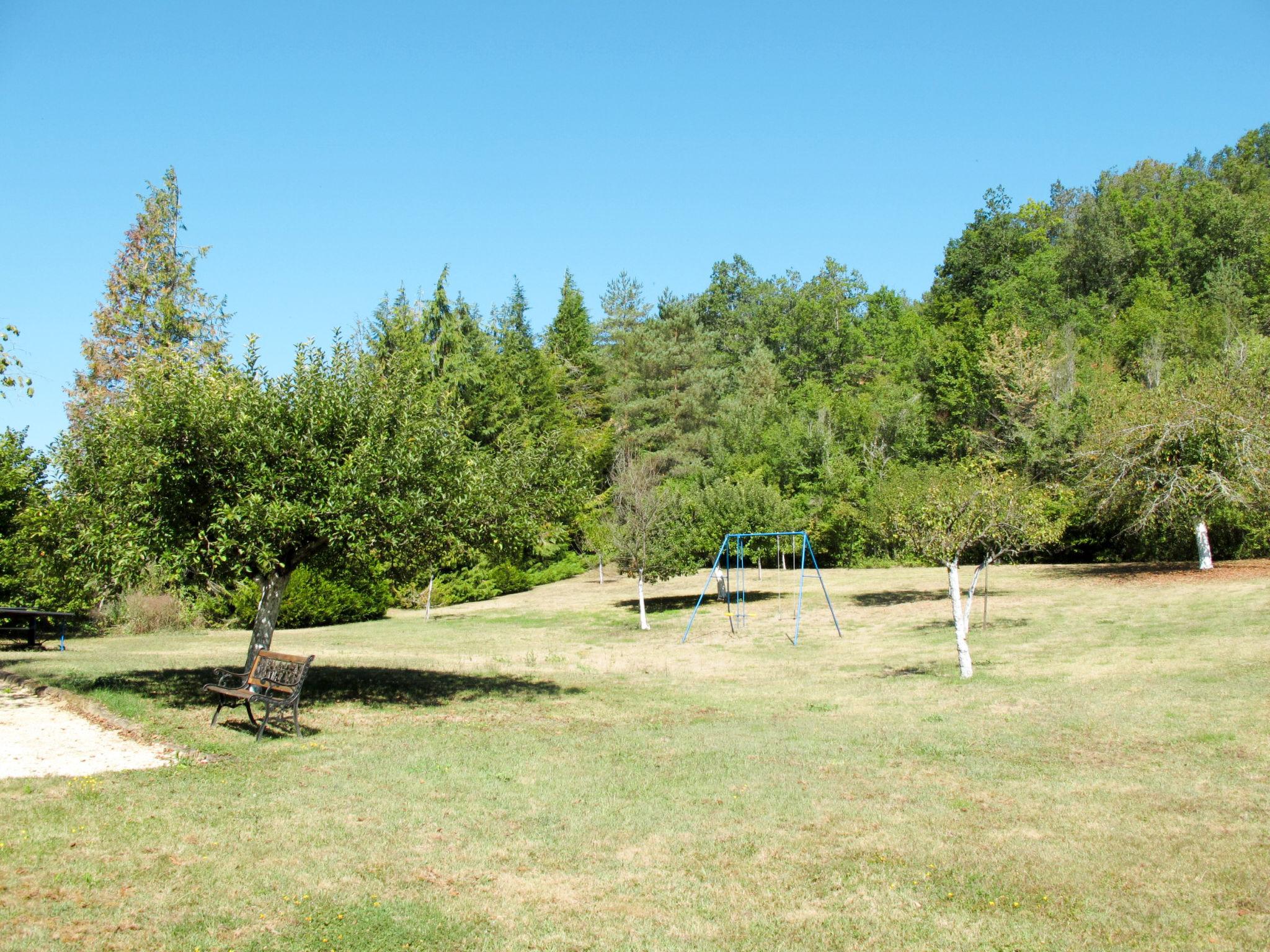 Foto 15 - Appartamento con 1 camera da letto a Saint-Georges-de-Montclard con piscina e giardino