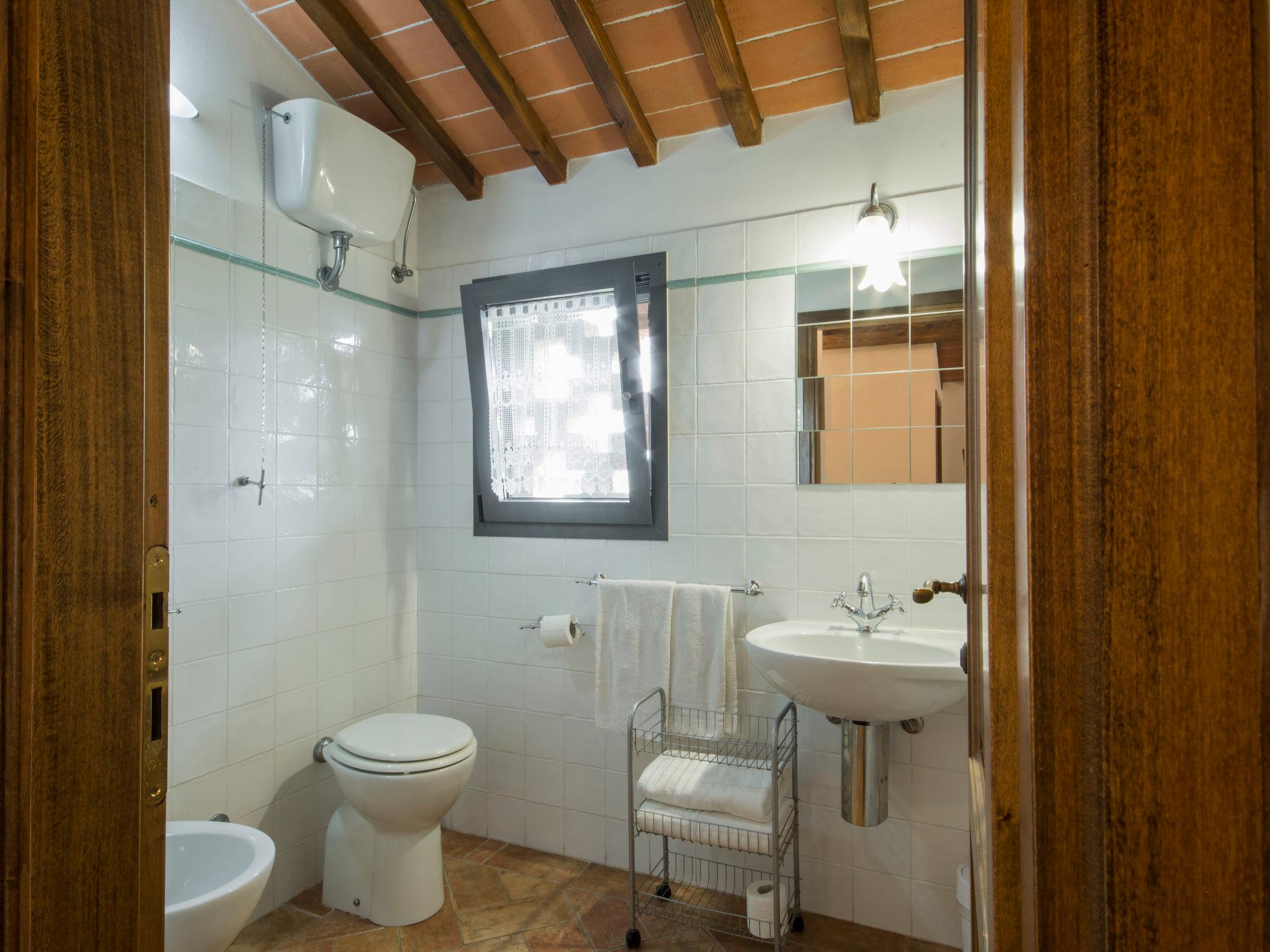 Photo 5 - 2 bedroom Apartment in Vinci with swimming pool and garden