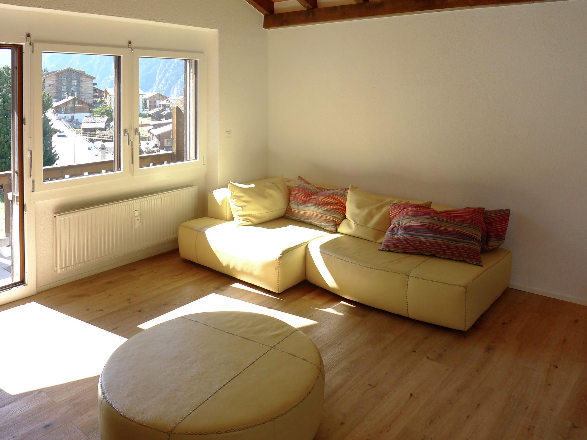 Foto 3 - Appartamento con 2 camere da letto a Grächen con vista sulle montagne
