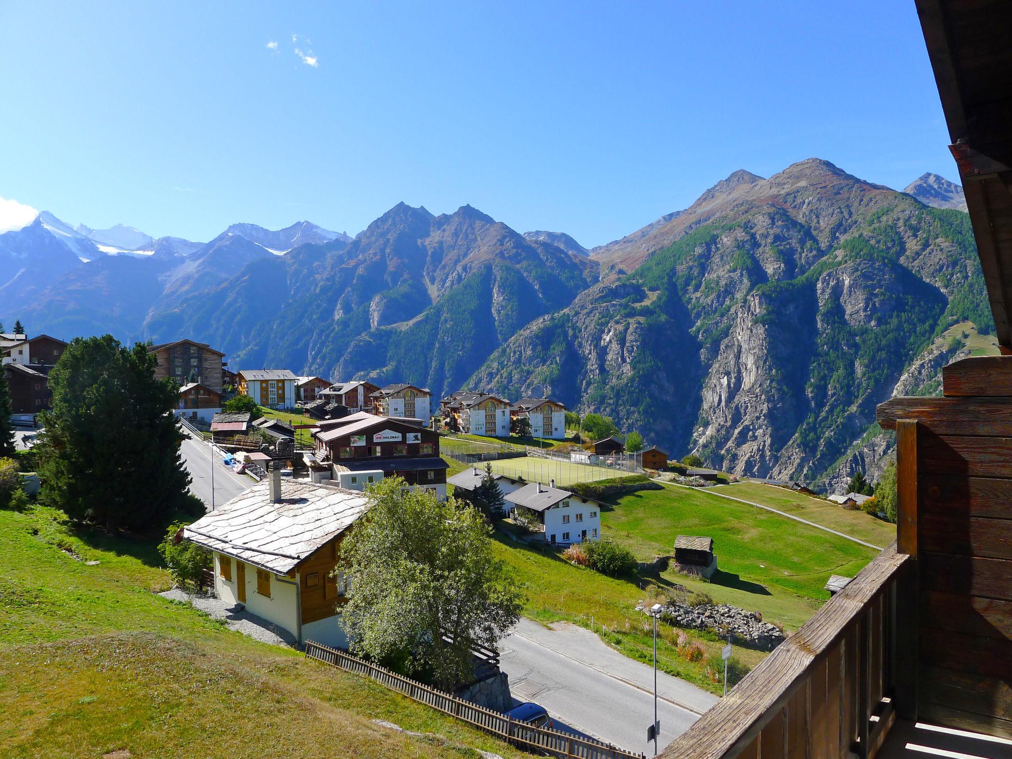 Foto 5 - Appartamento con 2 camere da letto a Grächen con vista sulle montagne