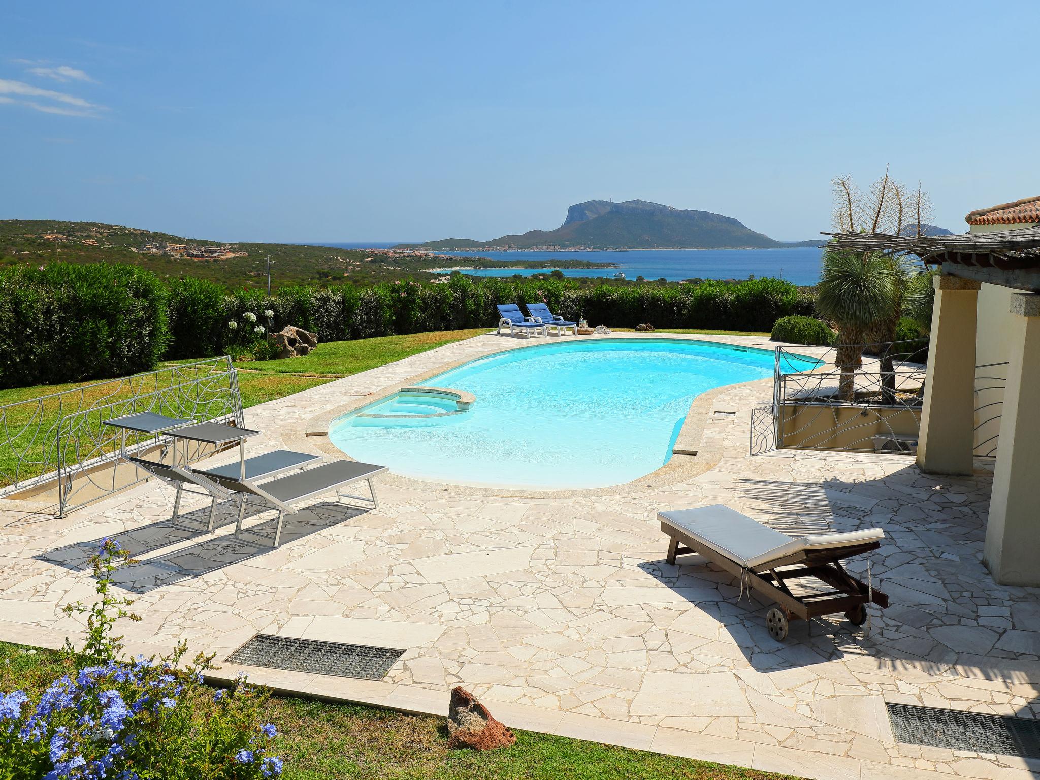 Photo 1 - Maison de 4 chambres à Golfo Aranci avec piscine privée et vues à la mer