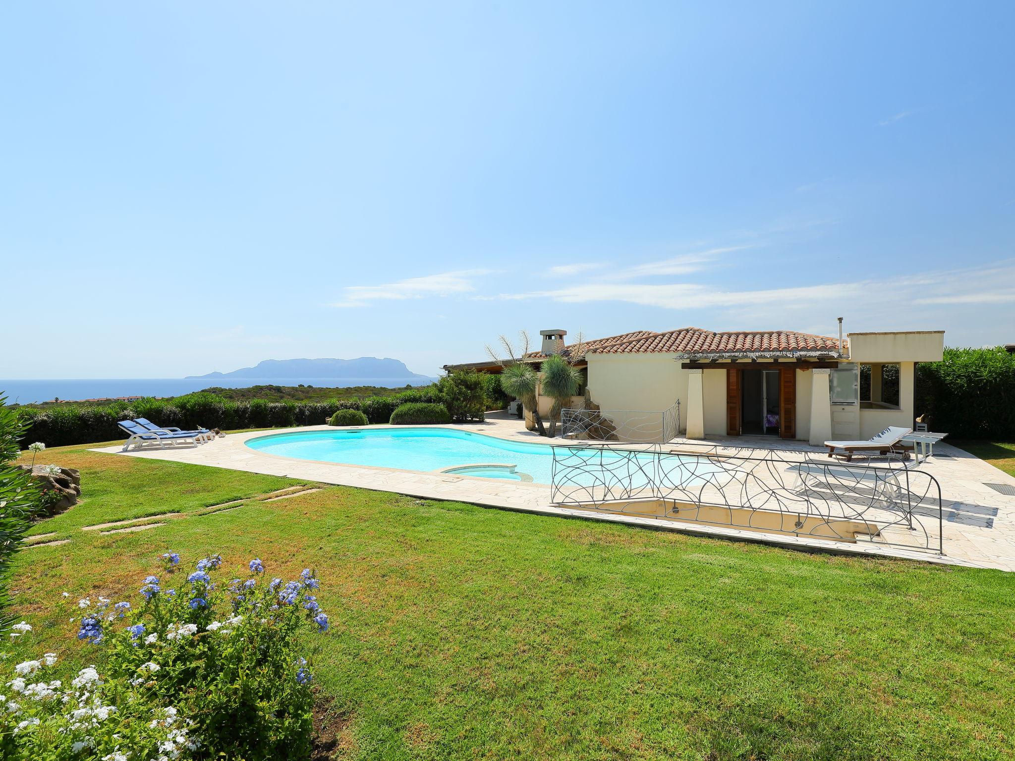 Foto 3 - Casa de 4 quartos em Golfo Aranci com piscina privada e vistas do mar