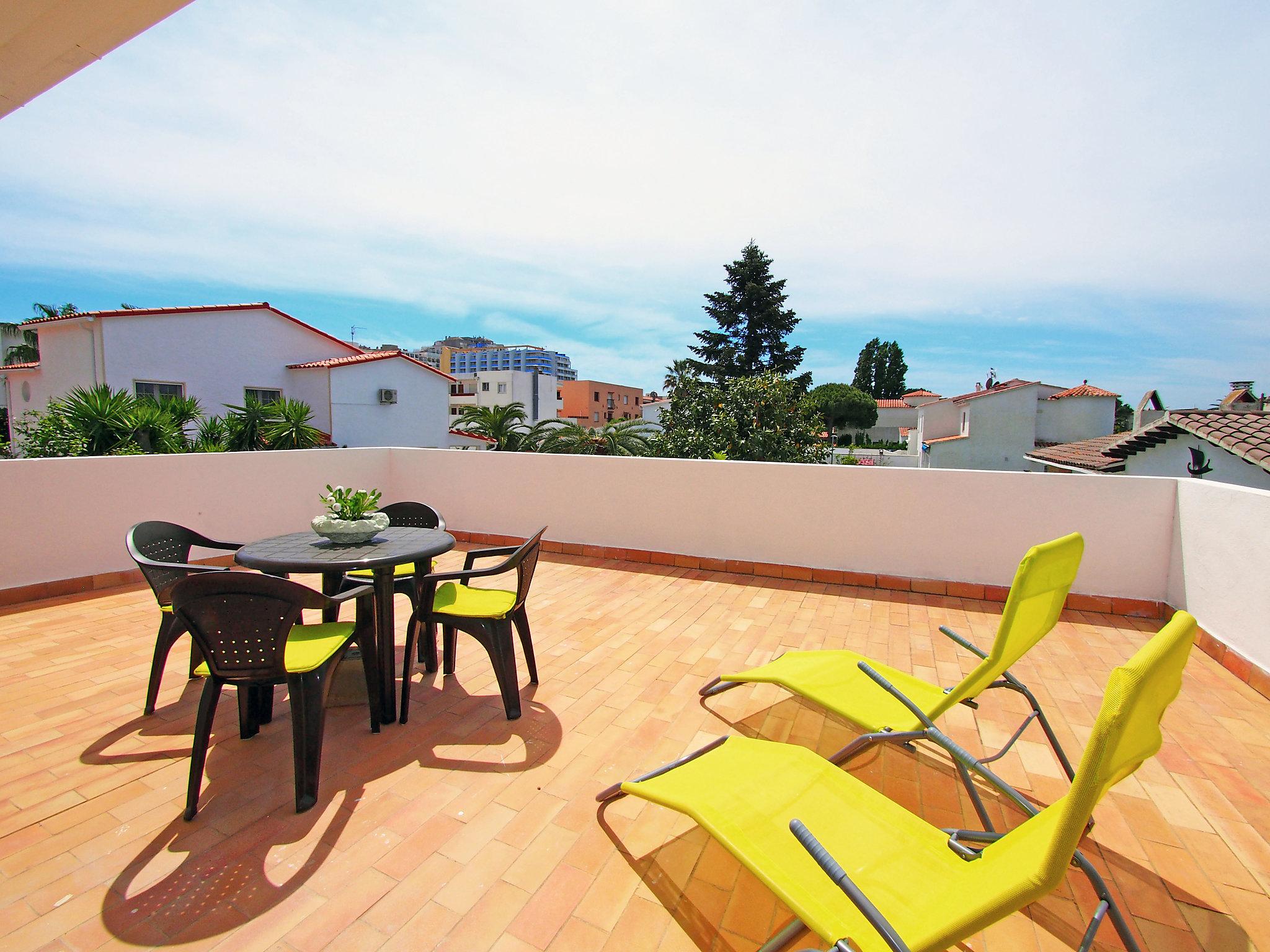 Foto 18 - Casa de 5 habitaciones en Castelló d'Empúries con terraza y vistas al mar