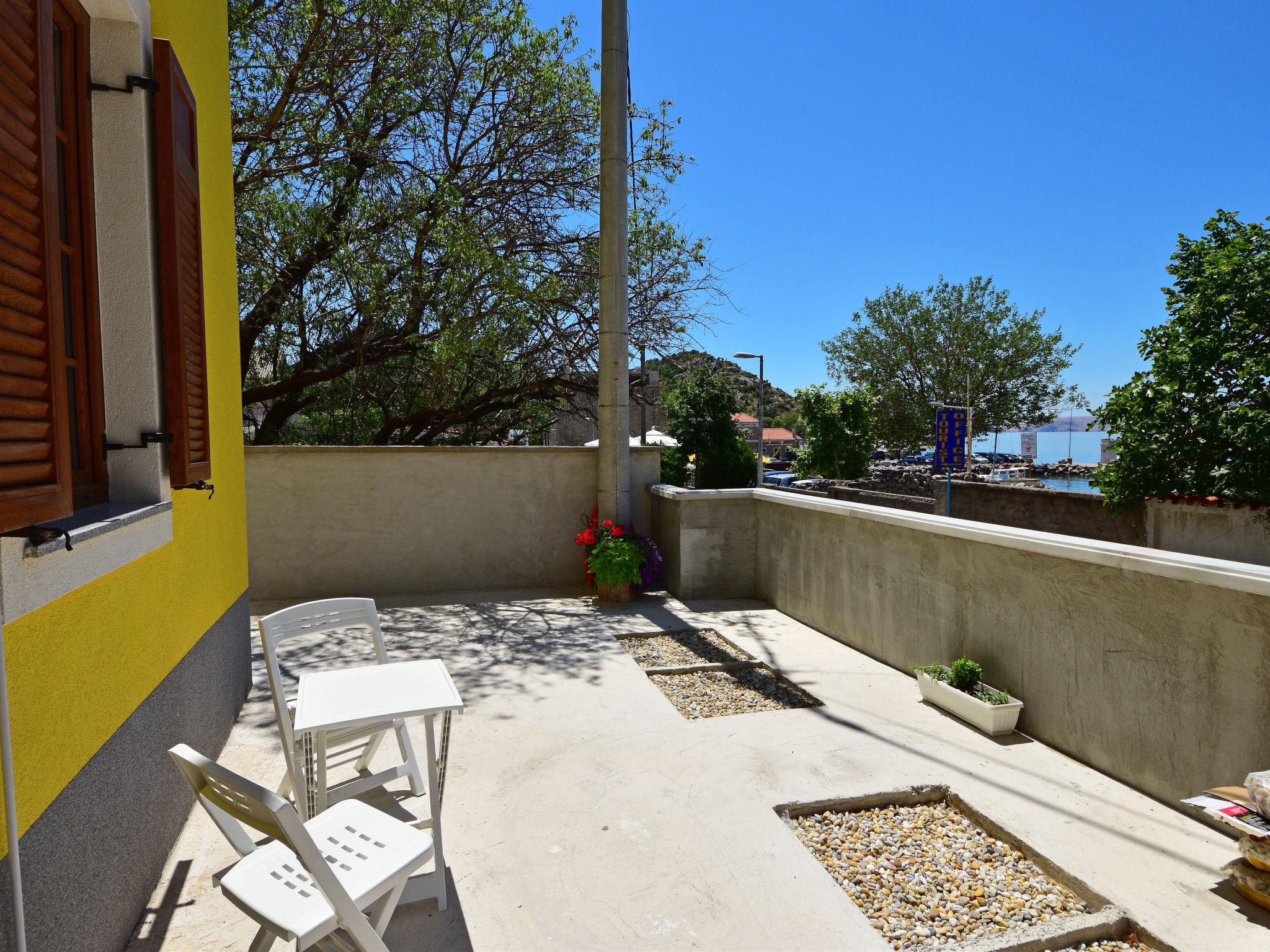 Foto 2 - Apartamento de 1 quarto em Senj com terraço e vistas do mar