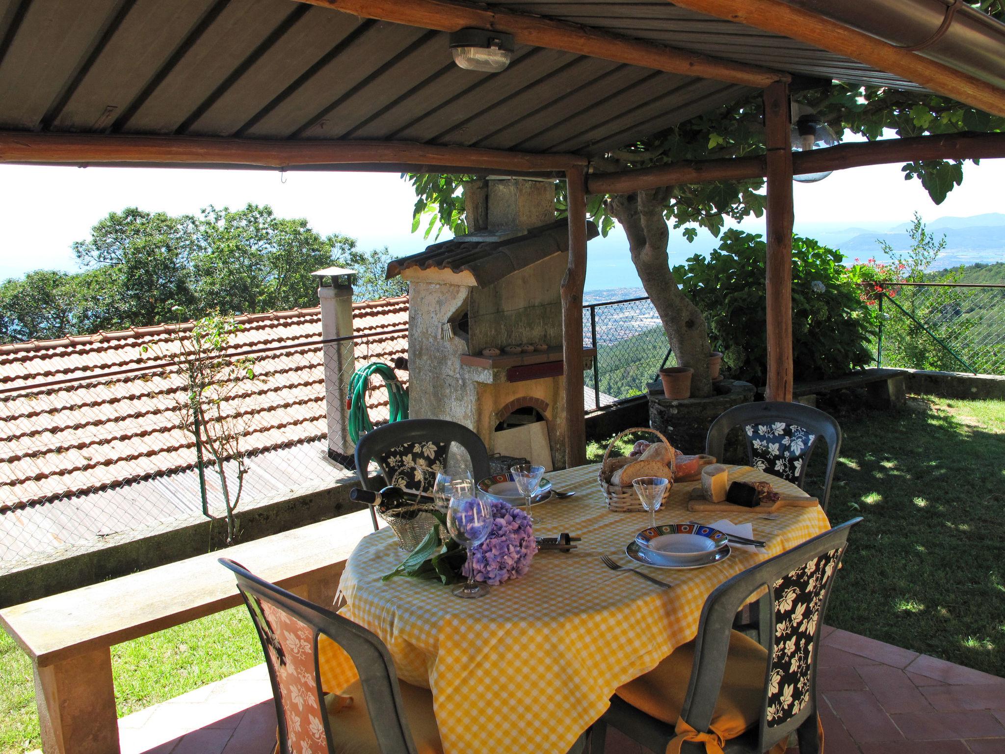 Photo 14 - Maison de 1 chambre à Montignoso avec jardin et vues à la mer