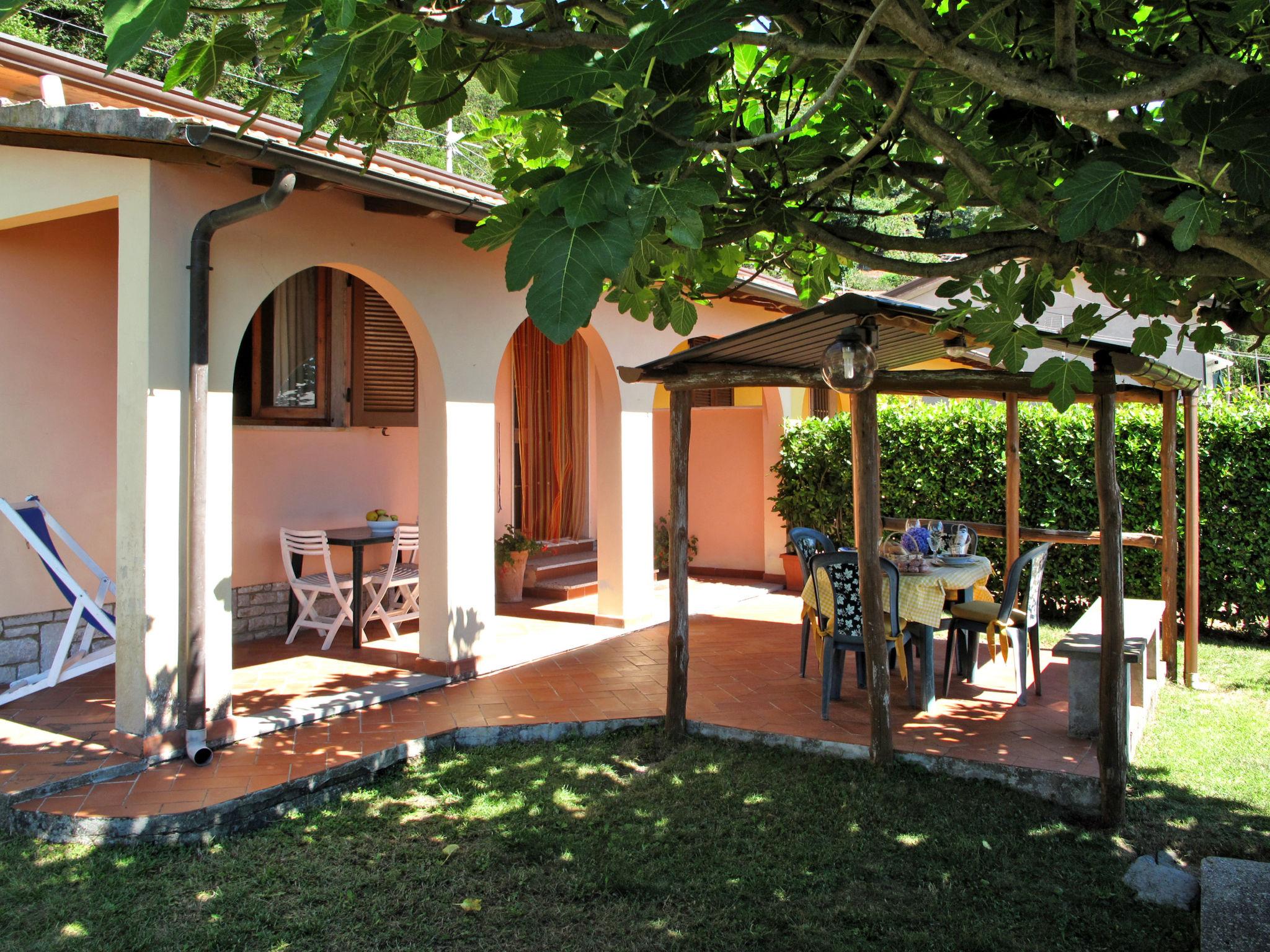 Photo 2 - Maison de 1 chambre à Montignoso avec jardin et vues à la mer