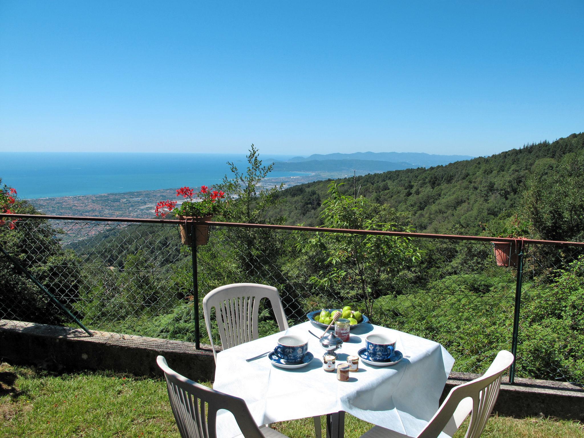 Photo 4 - Maison de 1 chambre à Montignoso avec jardin et vues à la mer