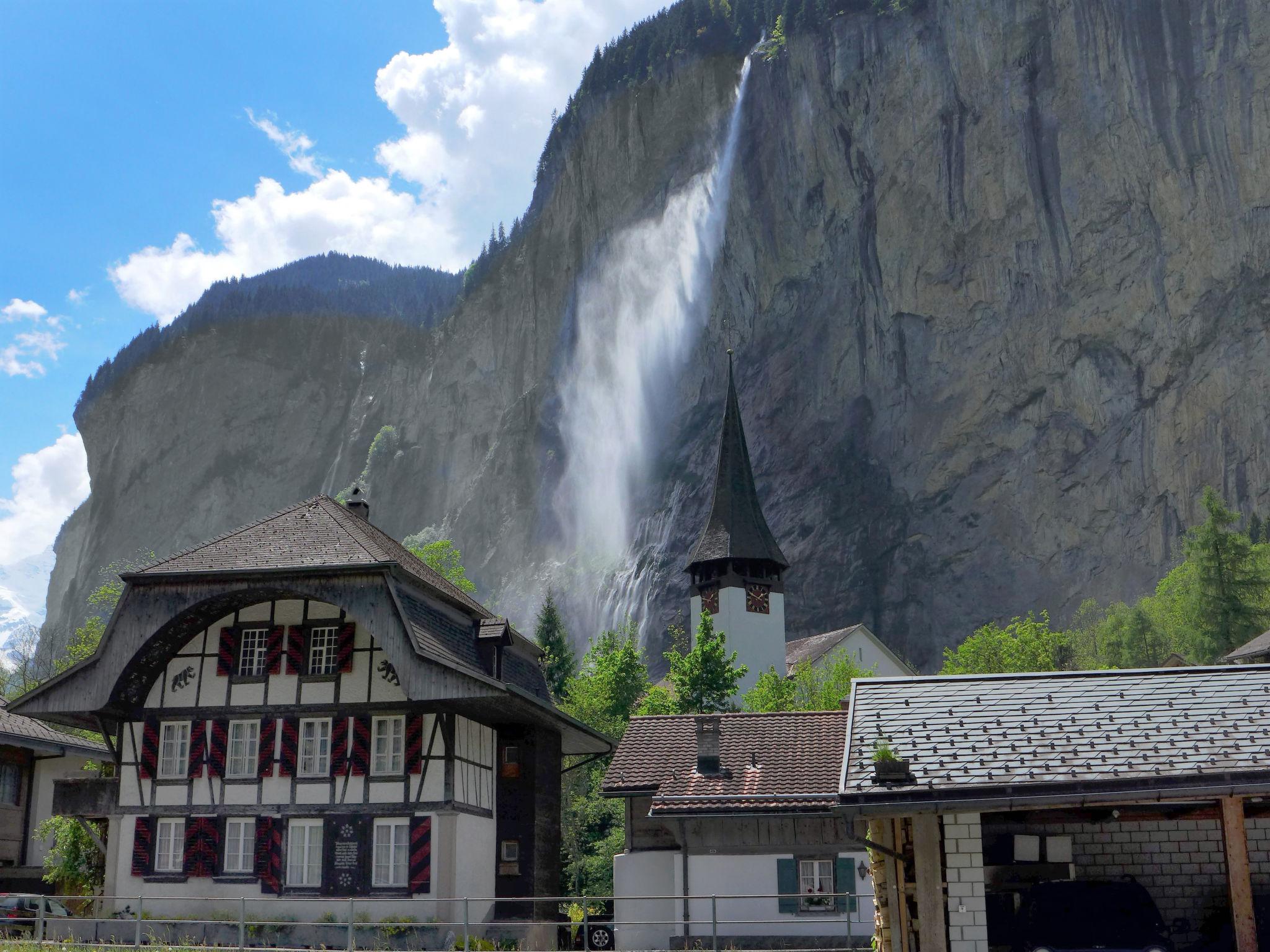 Foto 18 - Appartamento con 2 camere da letto a Lauterbrunnen con vista sulle montagne