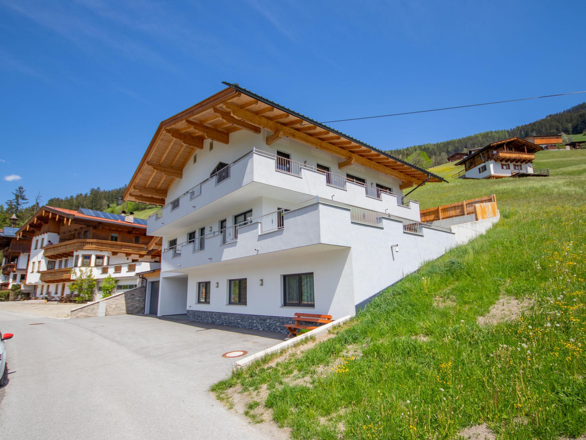 Foto 1 - Appartamento con 2 camere da letto a Ramsau im Zillertal con vista sulle montagne