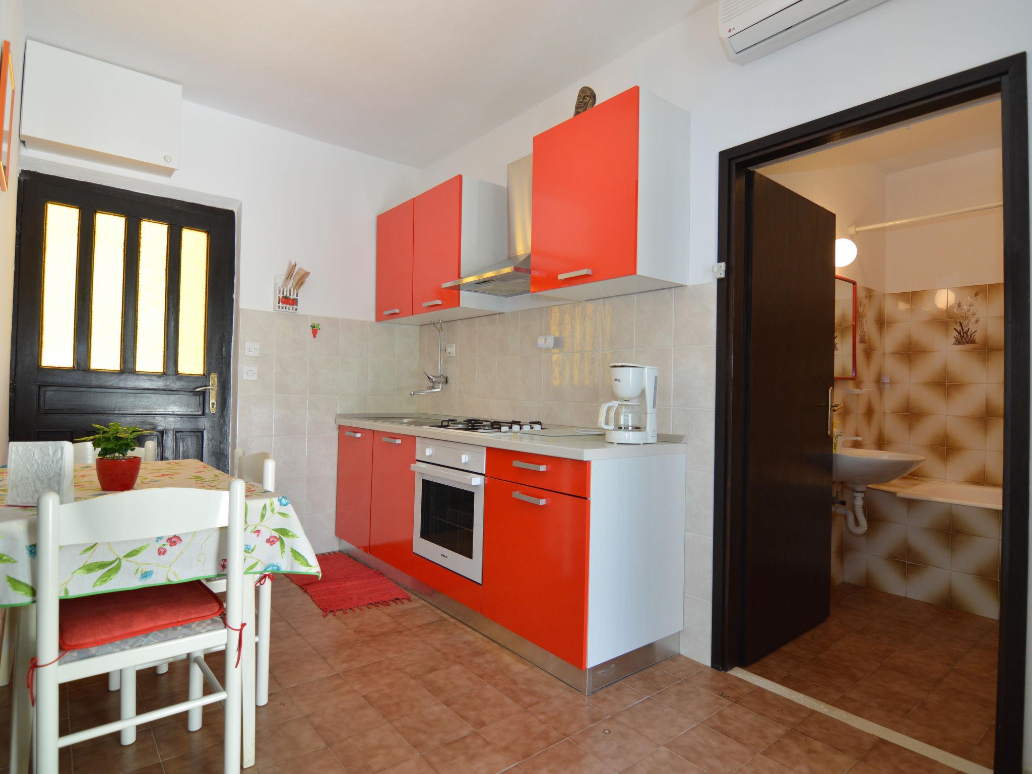 Photo 6 - 2 bedroom Apartment in Supetar with garden and terrace