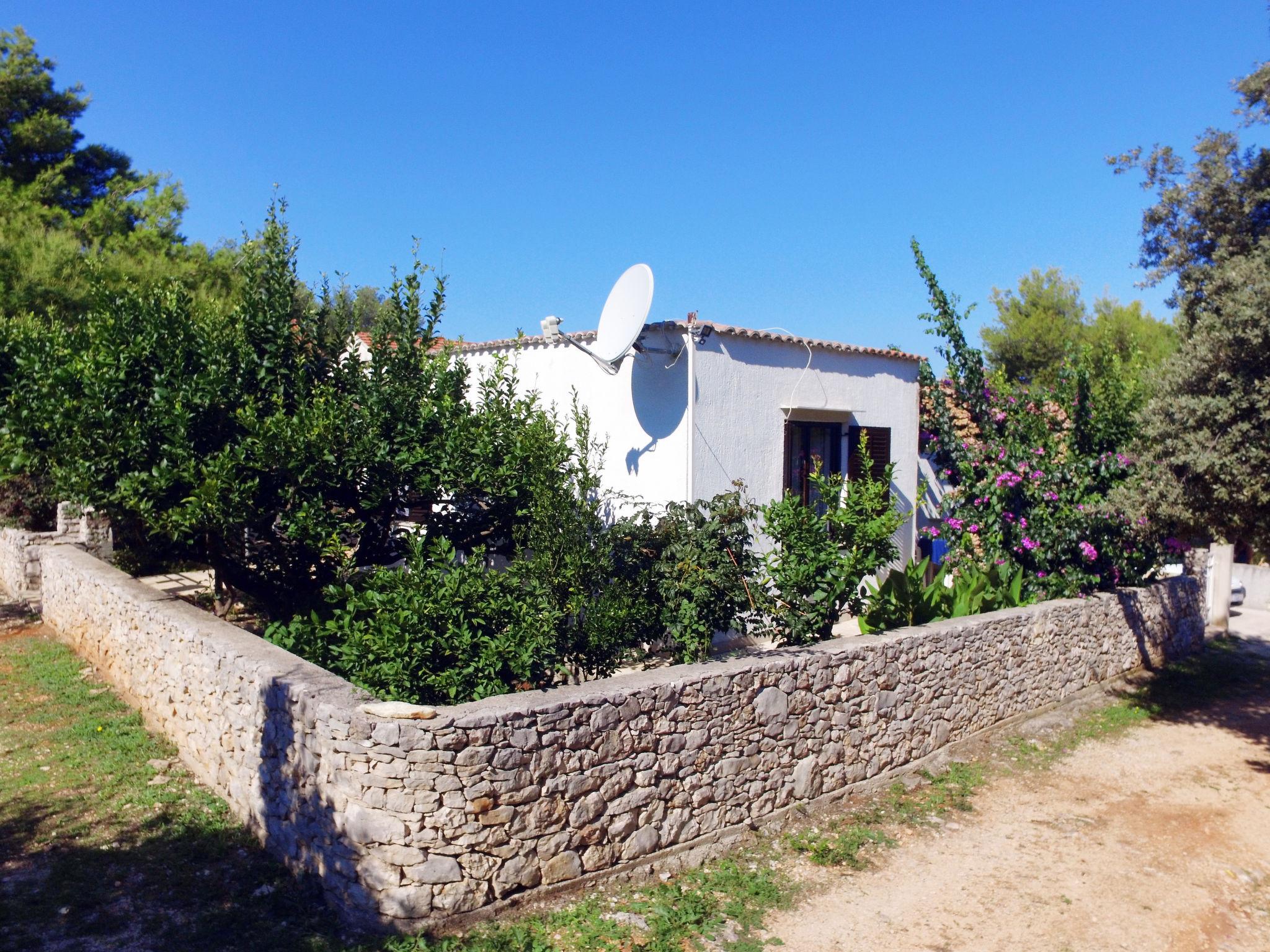 Foto 2 - Apartamento de 2 quartos em Supetar com terraço e vistas do mar