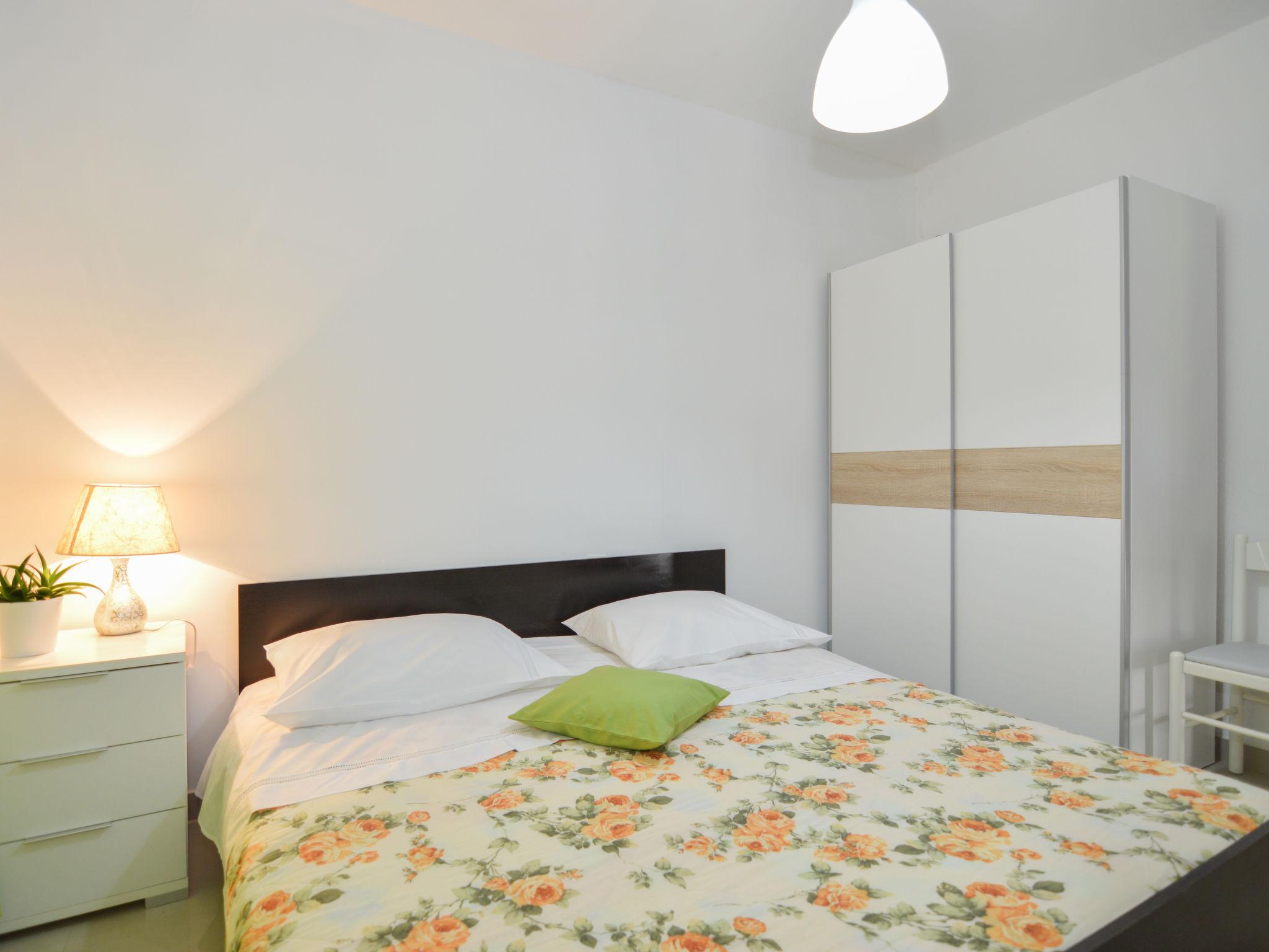 Foto 4 - Appartamento con 2 camere da letto a Supetar con terrazza e vista mare