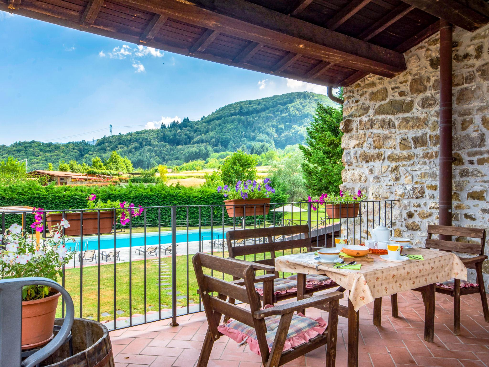Foto 3 - Casa de 8 habitaciones en Camporgiano con piscina privada y jardín