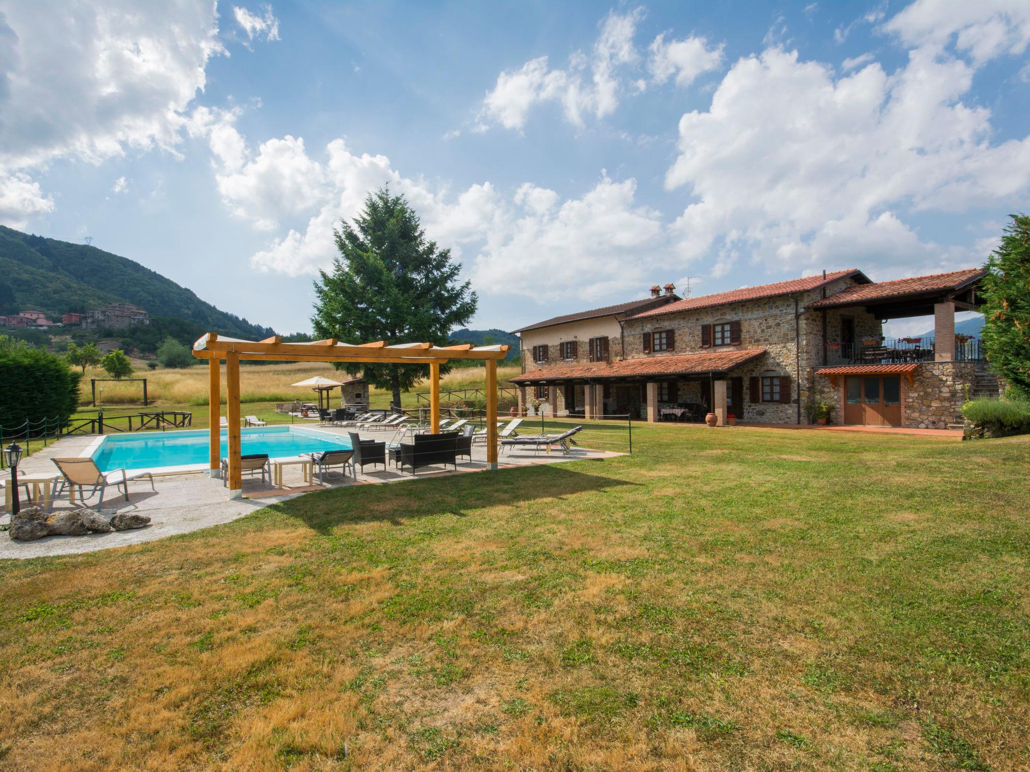 Foto 6 - Casa de 8 habitaciones en Camporgiano con piscina privada y jardín